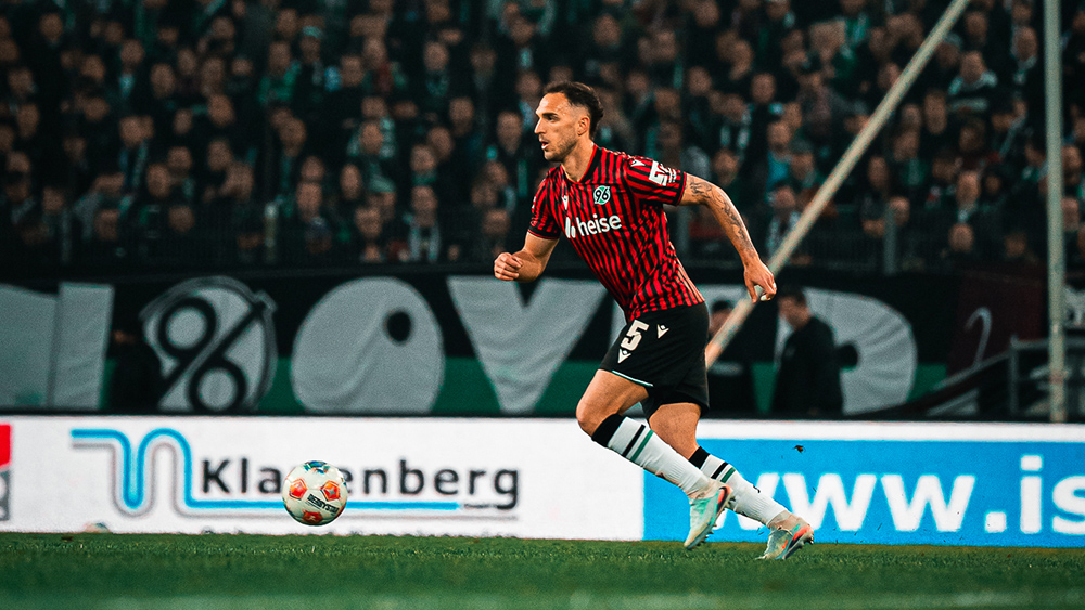 Virgil Ghita mit dem Ball am Fuß im Heimspiel.