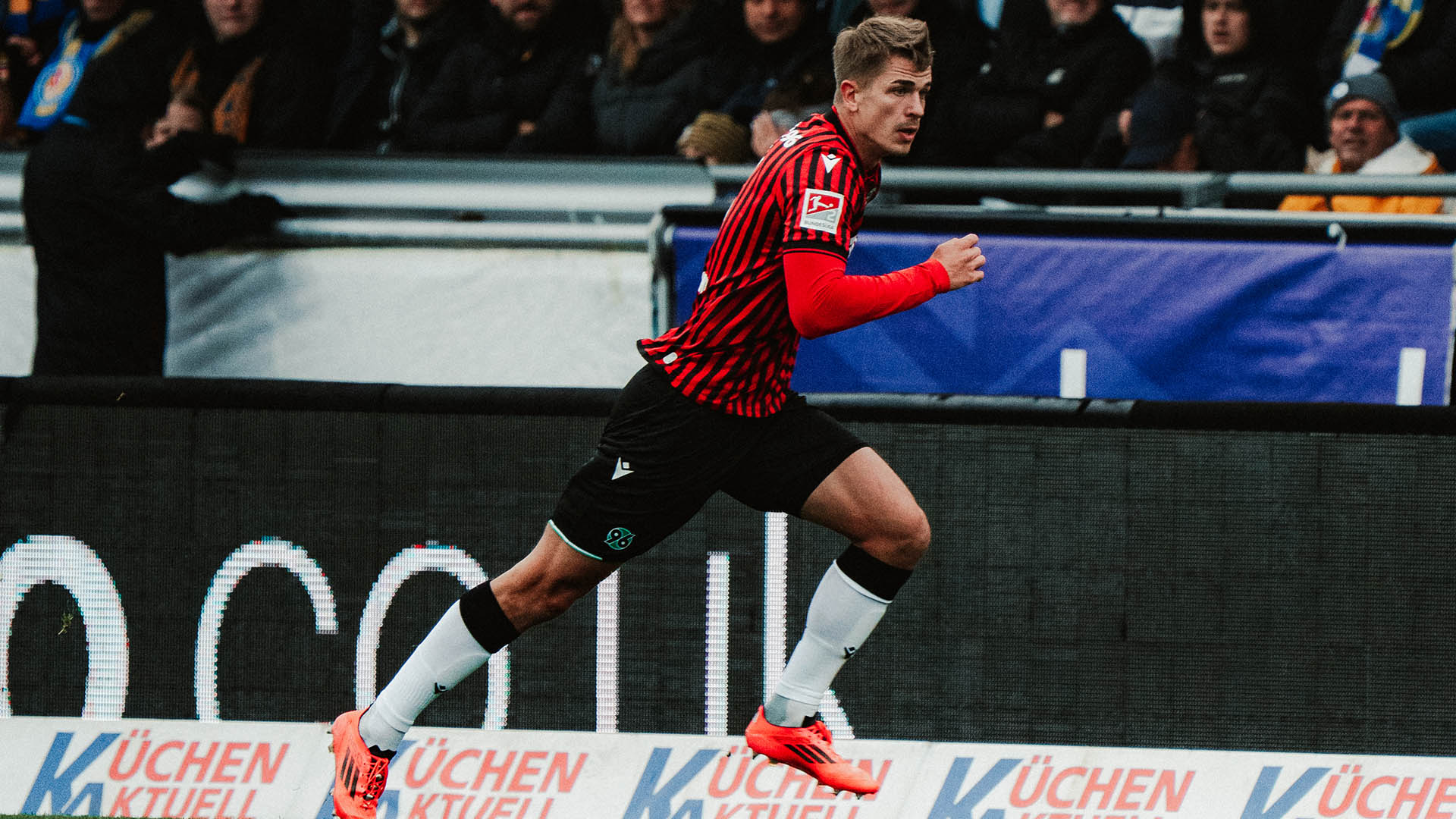 Maik Nawrocki im 96-Trikot am Laufen.