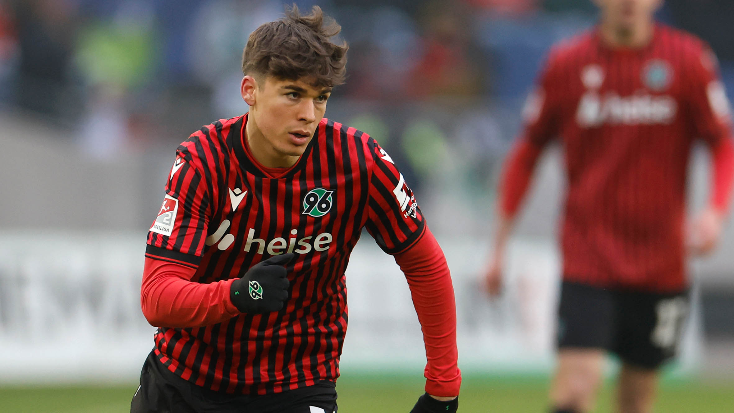 Noah Weißhaupt sprintet im 96-Trikot.