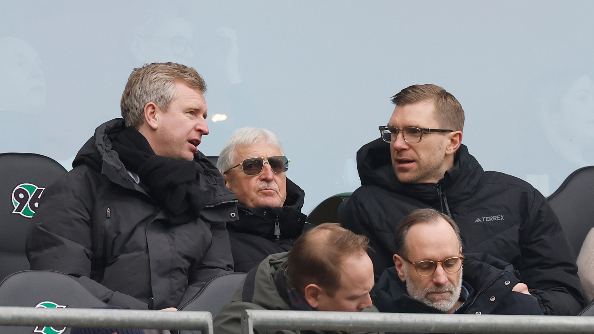 Per Mertesacker im Gespräch mit seinem Bruder Timo auf der Tribüne der Heinz von Heiden Arena.