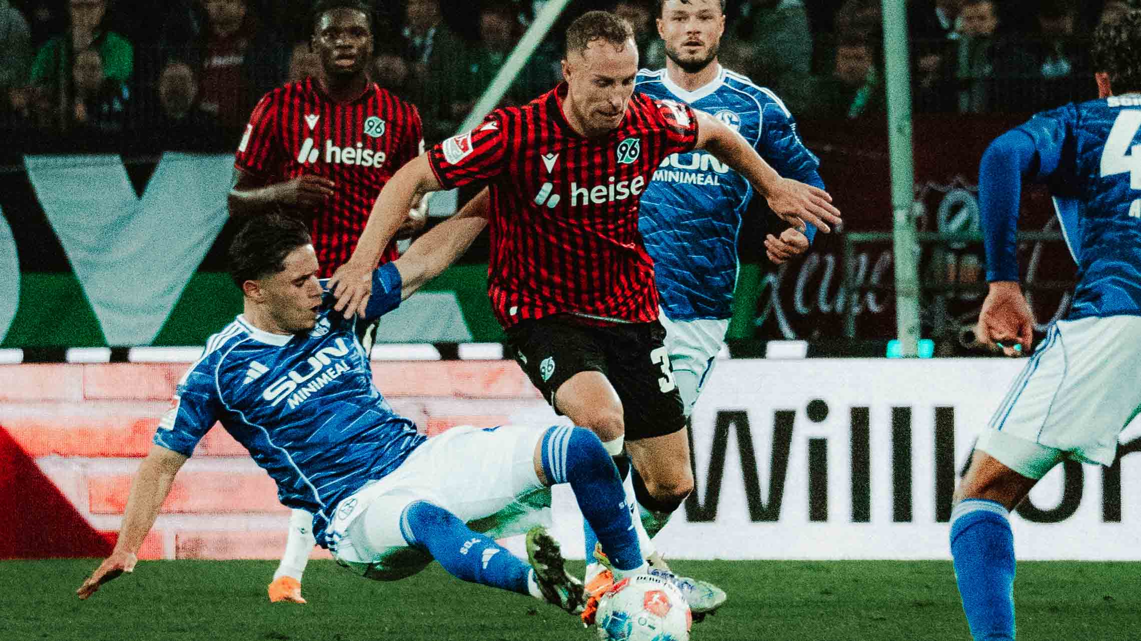 Maurice Neubauer setzt sich im Zweikampf gegen zwei Schalker durch.