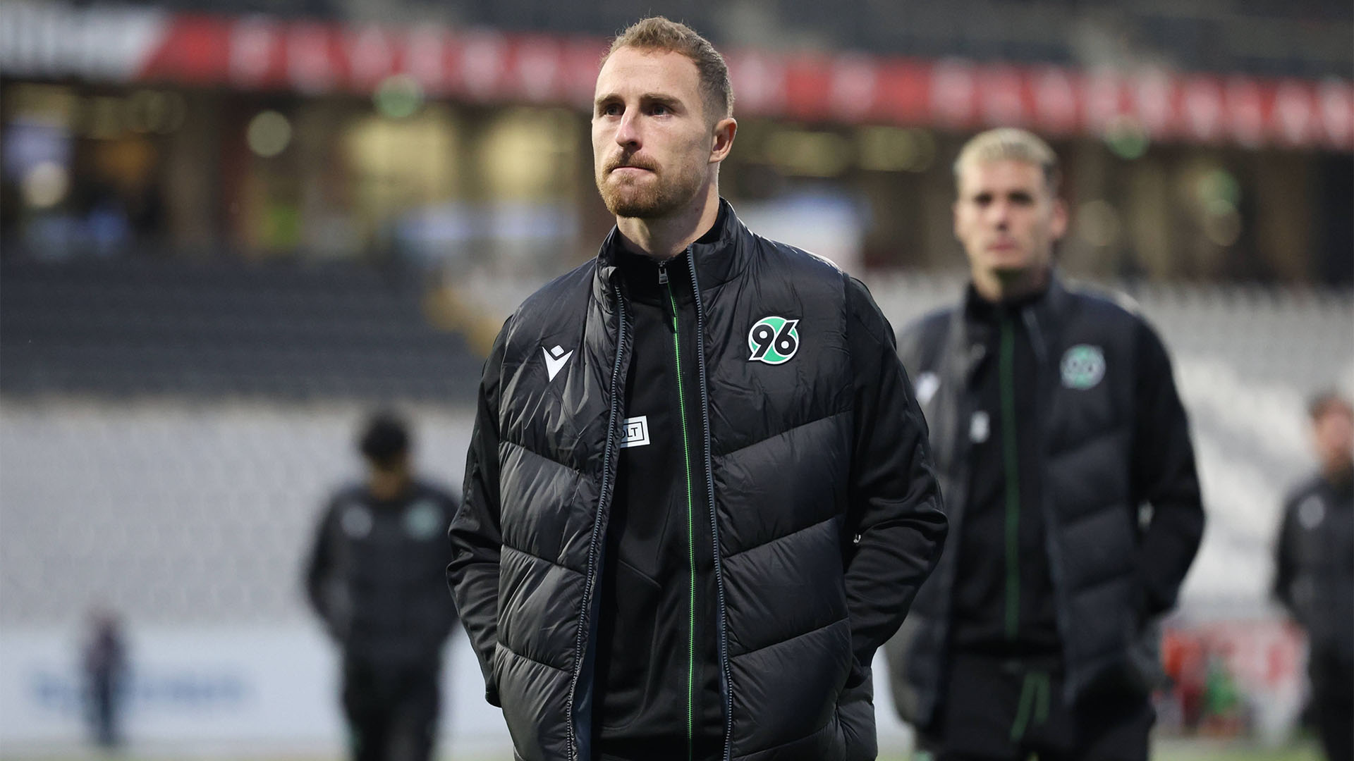 Maurice Neubauer hat die Hände in den Taschen seiner Weste und schaut nachdenklich.