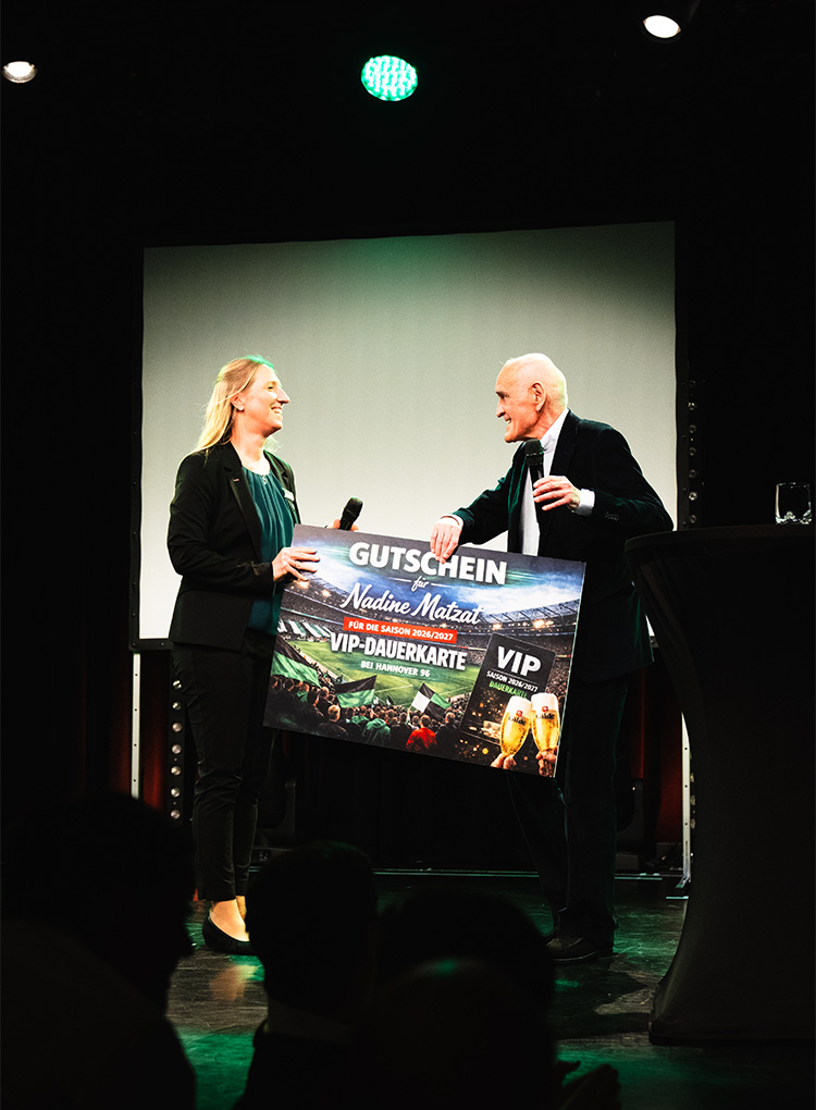 Martin Kind überreicht der GOP-Direktorin eine VIP-Dauerkarte.