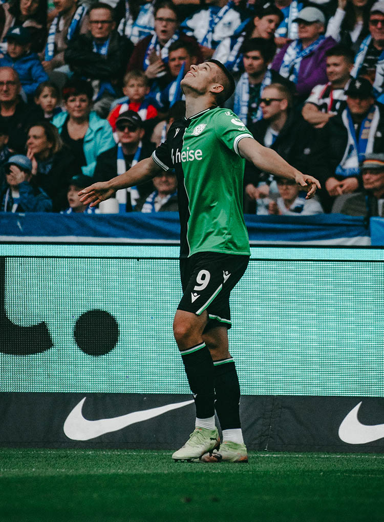 Nicolo Tresoldi jubelt im 96-Auswärtstrikot der letzten Saison und schaut nach oben. 