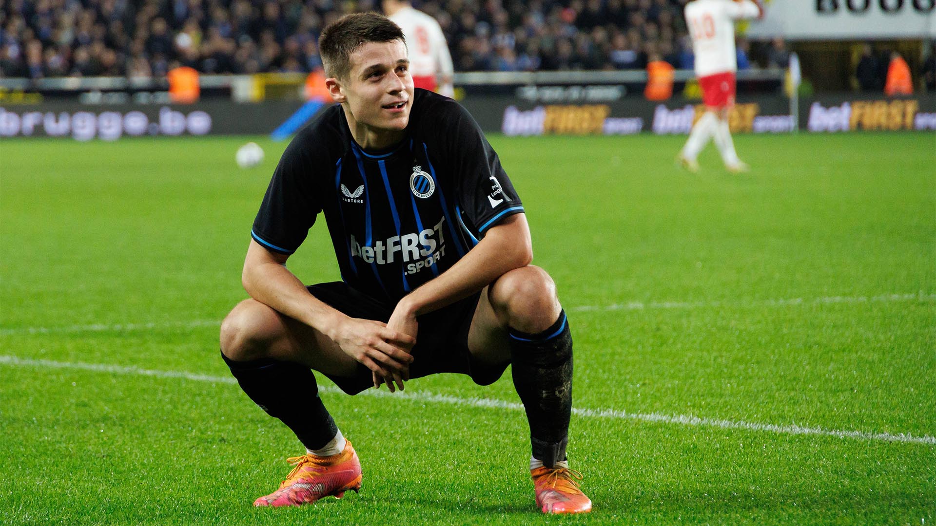 Nicolo Tresoldi posiert im blauen Brügge-Trikot in der Hocke.