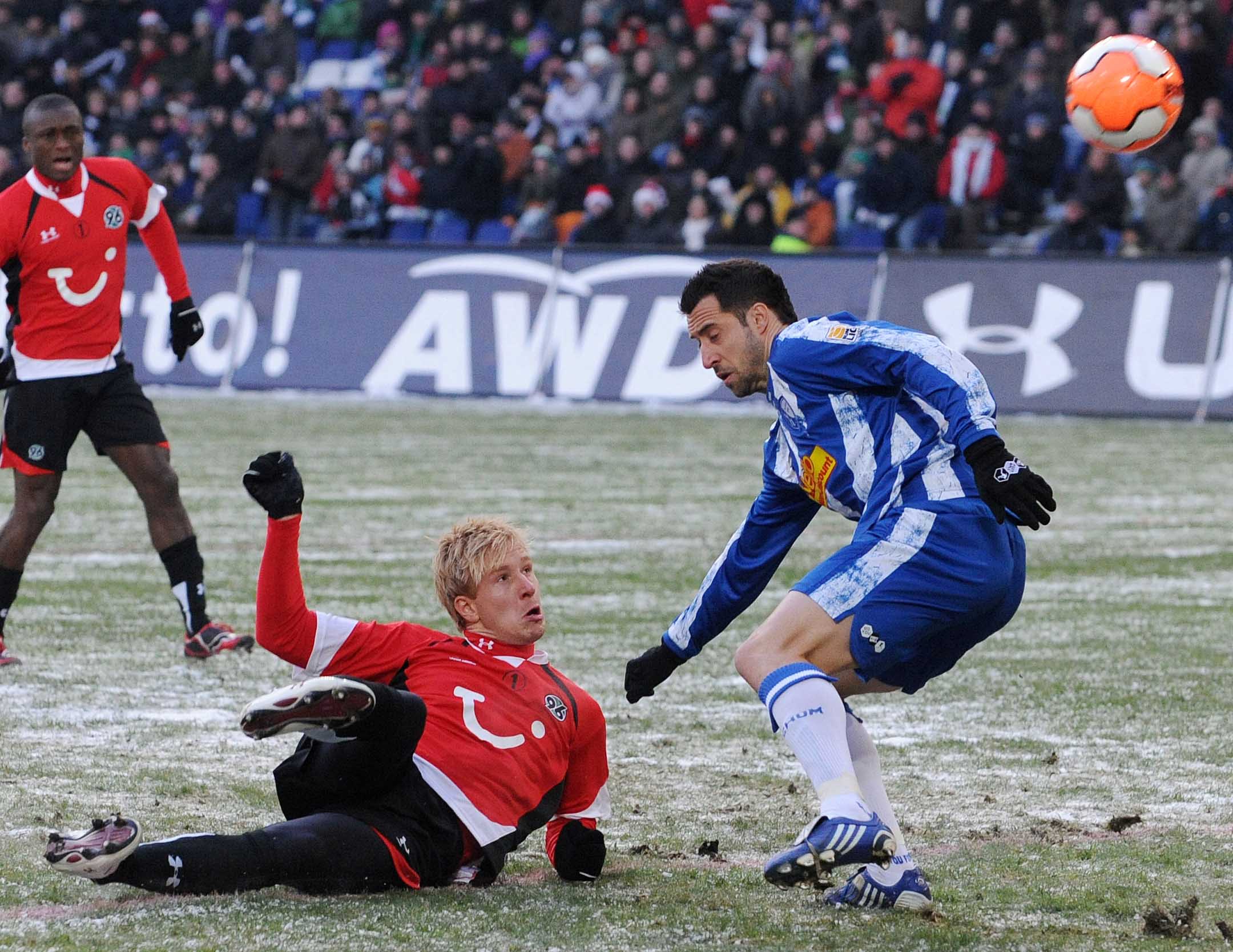 Mike Hanke schießt einen Ball im Liegen.