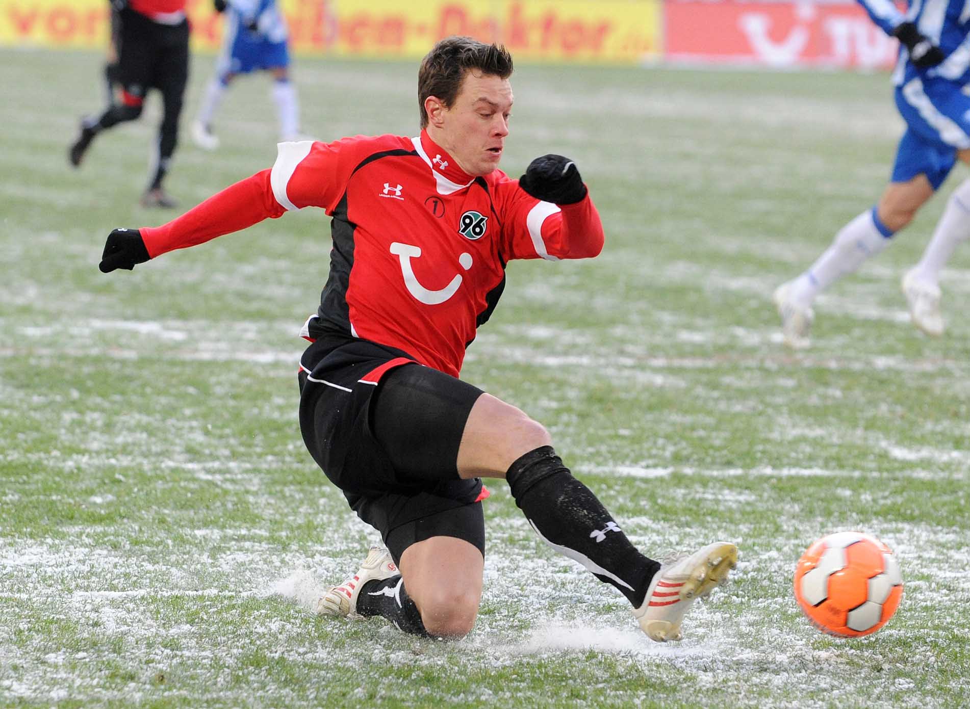 Hanno Balitsch grätscht einen Ball.