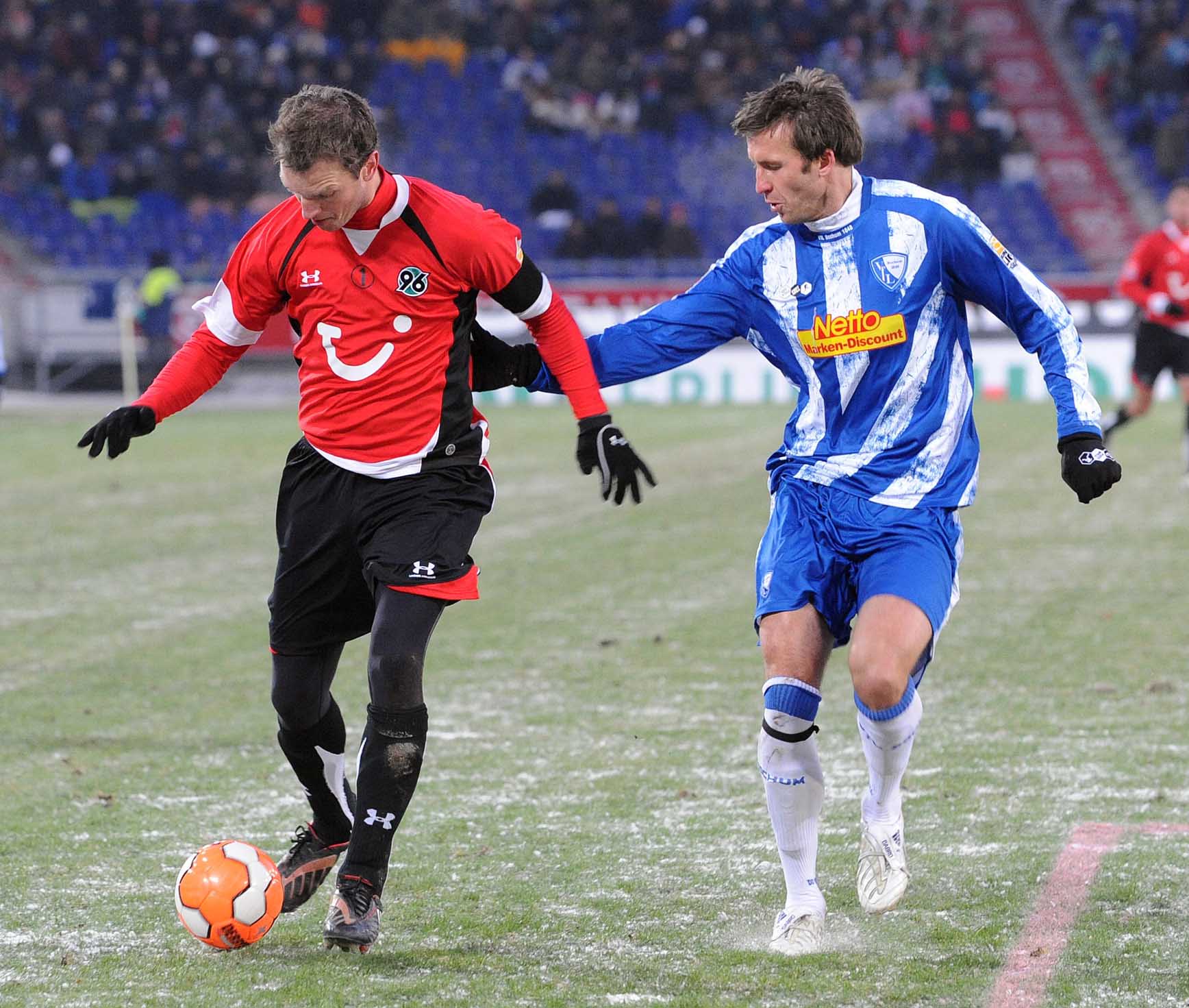 Arnold Bruggink führt den Ball.