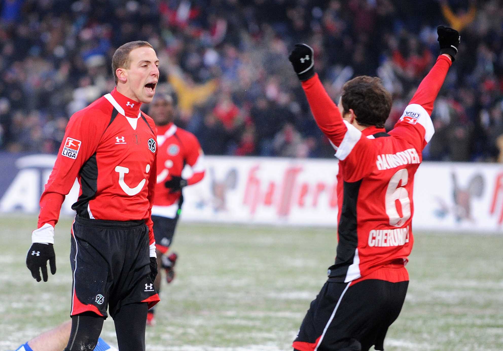 Die 96-Profis Jan Schlaudraff und Steven Cherundolo jubeln gemeinsam.