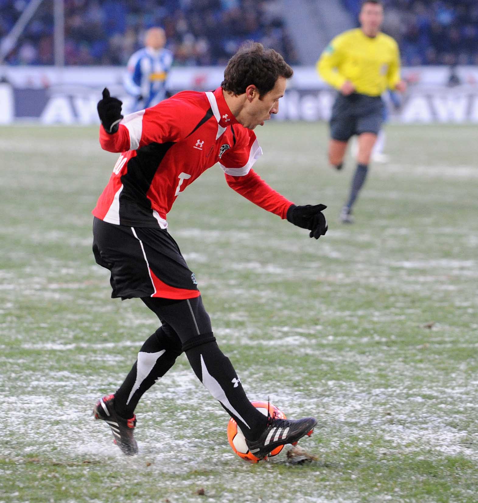 Steven Cherundolo flankt.