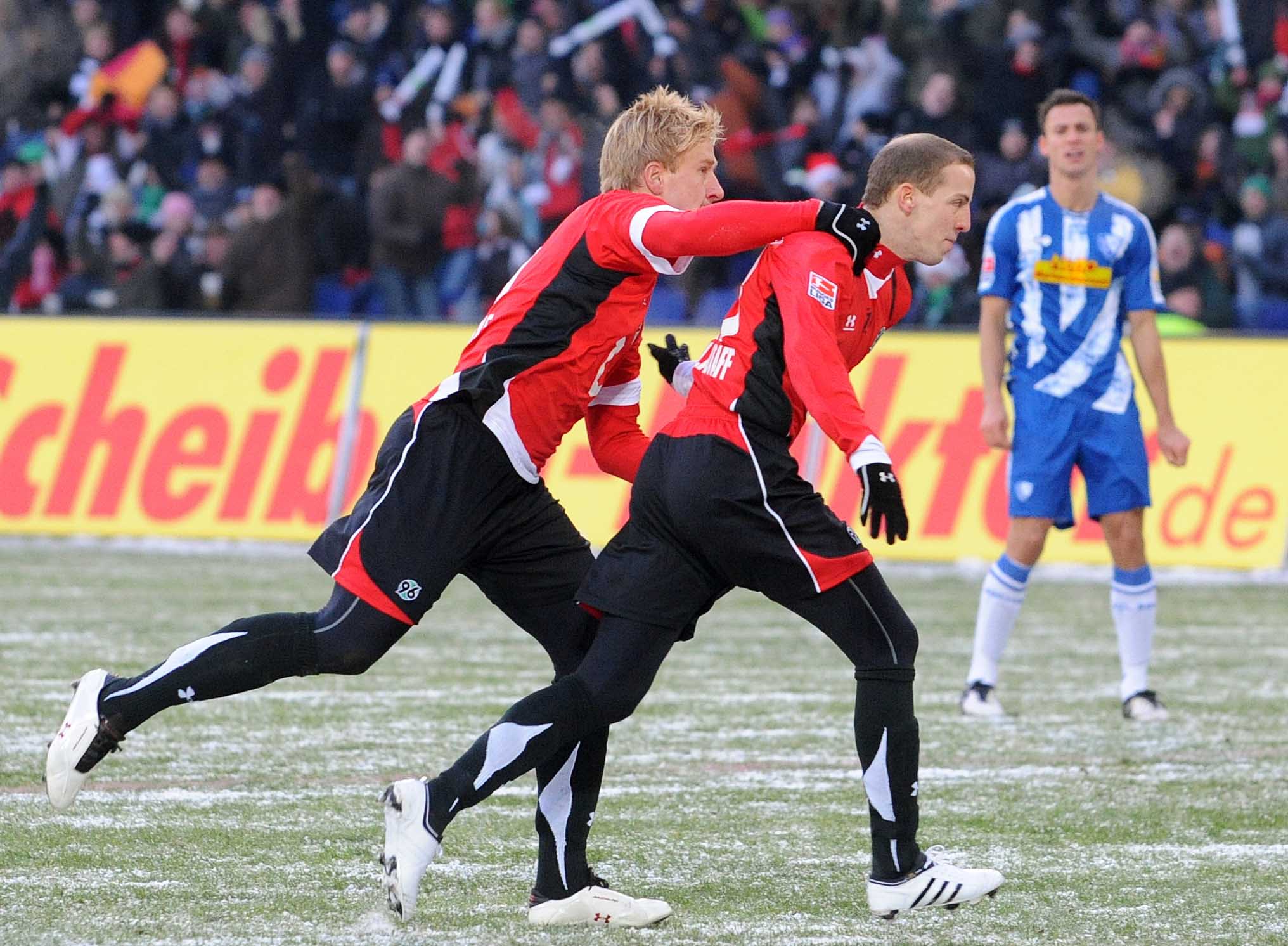 Mike Hanke und Jan Schlaudraff bejubeln ein Tor.