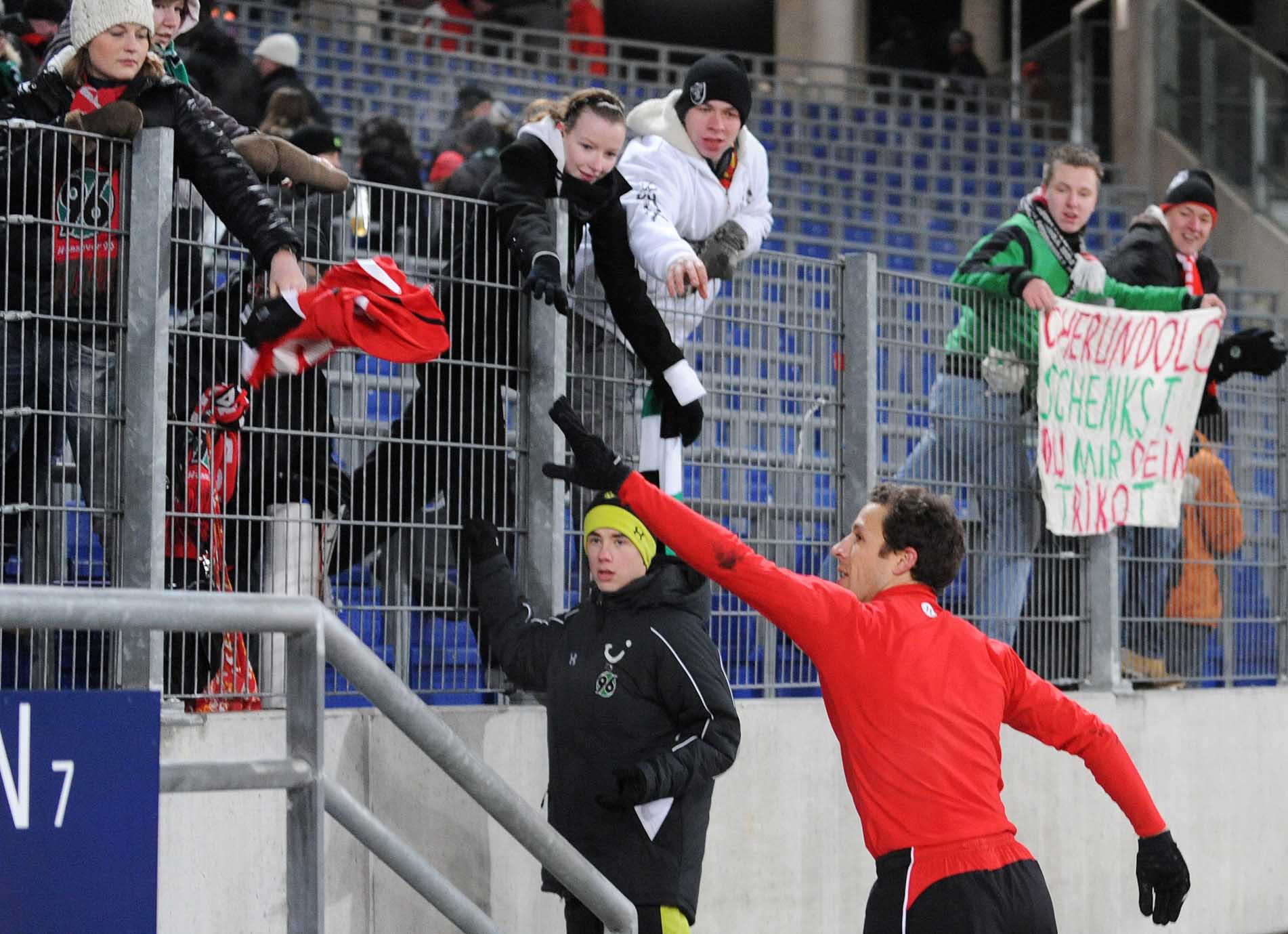 Steven Cherundolo verschenkt bei eisigen Temperaturen sein Trikot.