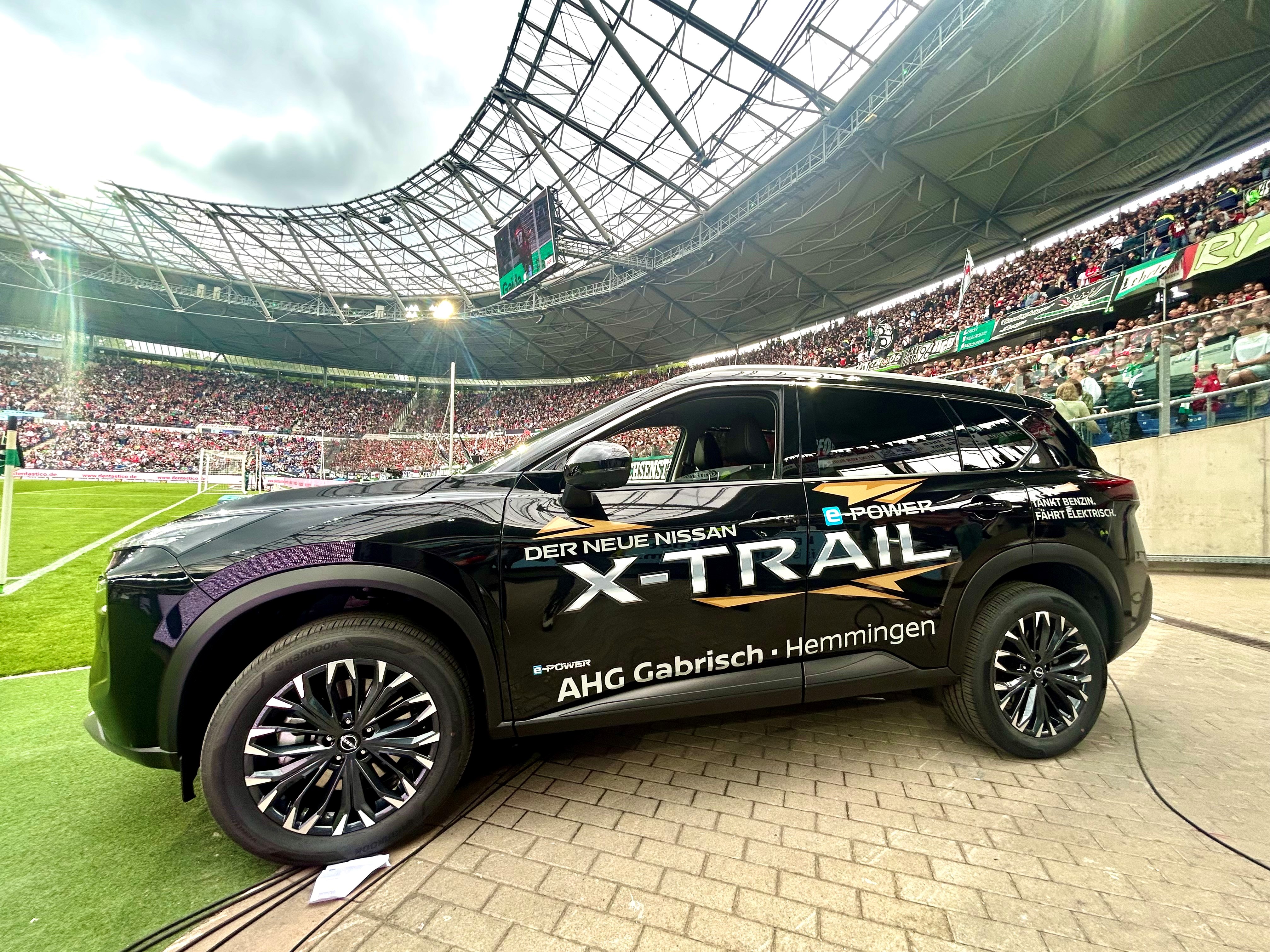 Der Nissan steht vor der Nordkurve der Heinz von Heiden Arena.