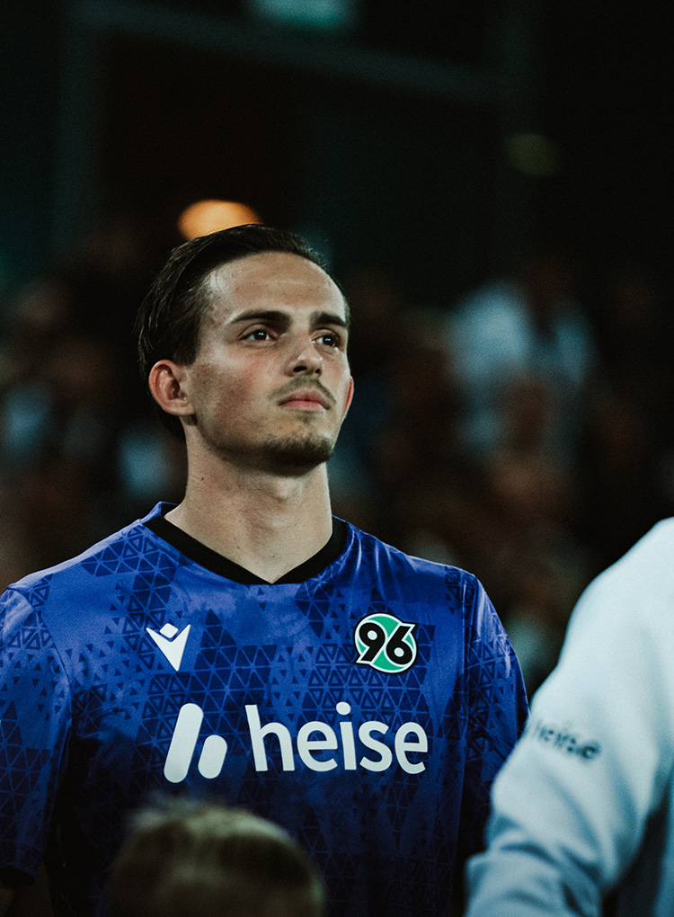 Nahuel Noll läuft beim Heimspiel mit ernstem Blick ein.