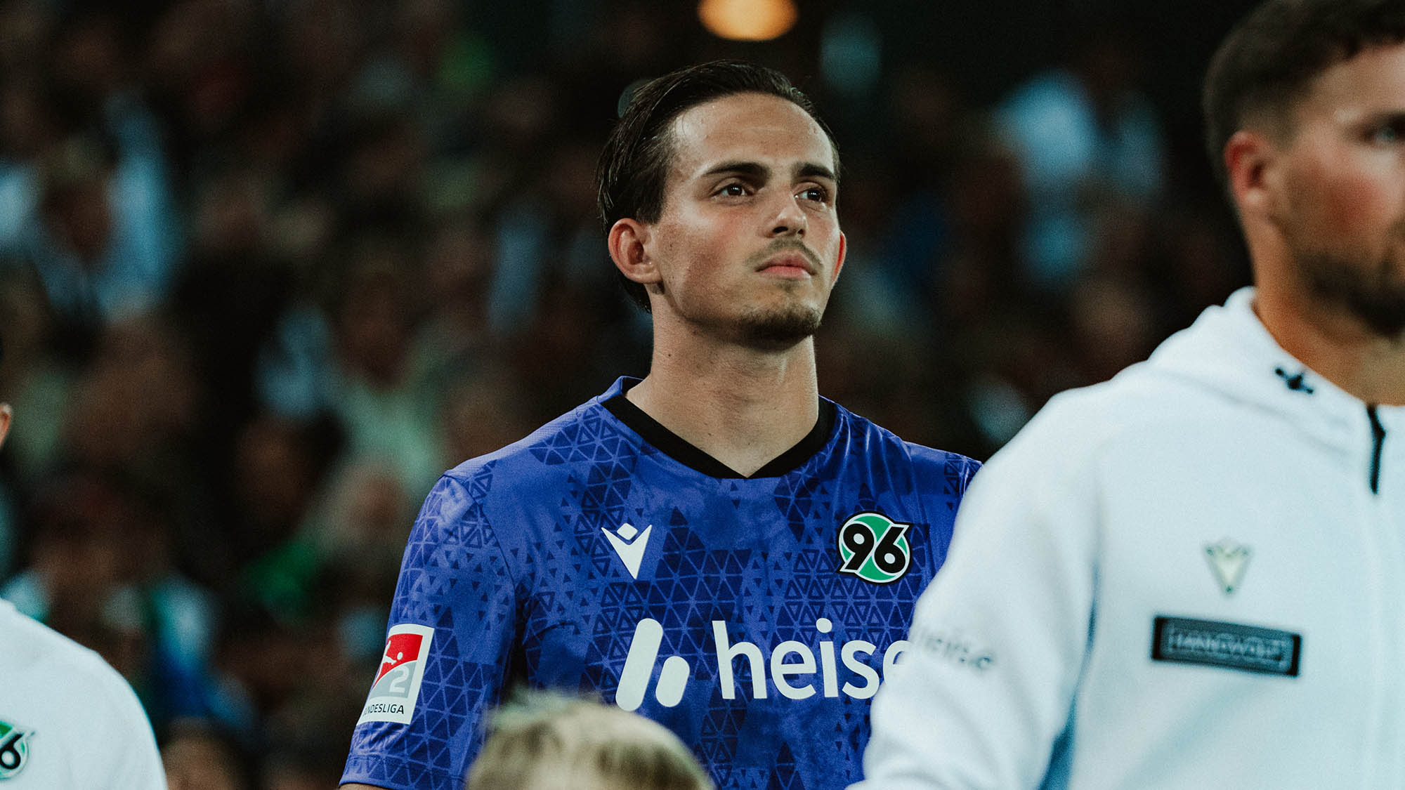 Nahuel Noll läuft beim Heimspiel mit ernstem Blick ein.