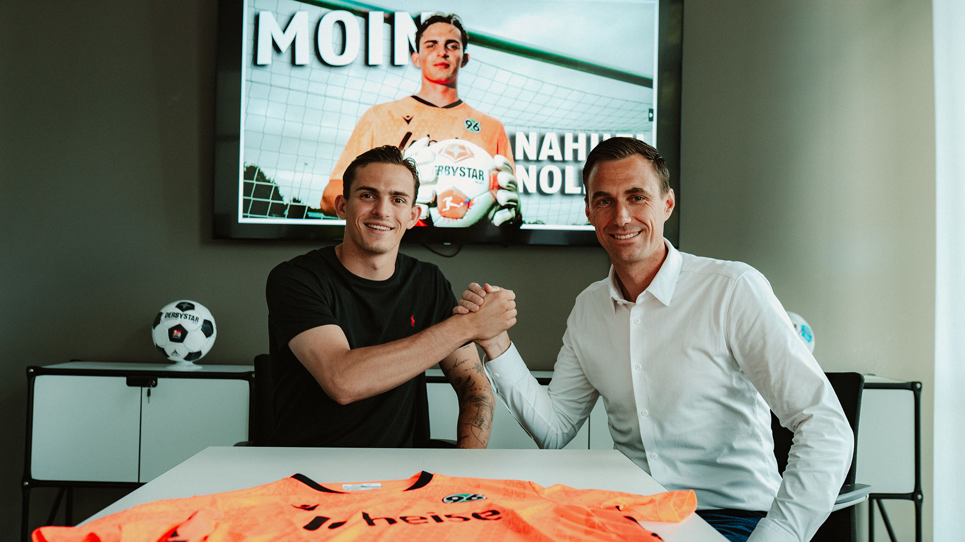Hannover-96-Neuzugang Nahuel Noll beim Handshake mit 96-Geschäftsführer Marcus Mann in dessen Büro.