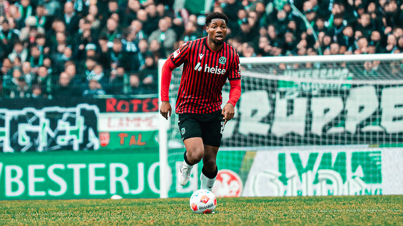 Ime Okon im 96-Trikot am Ball.