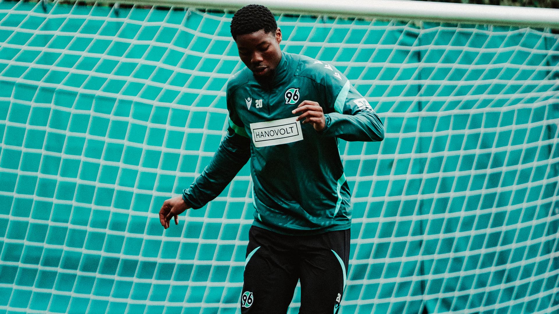Ime Okon trainiert auf dem Trainingsplatz.