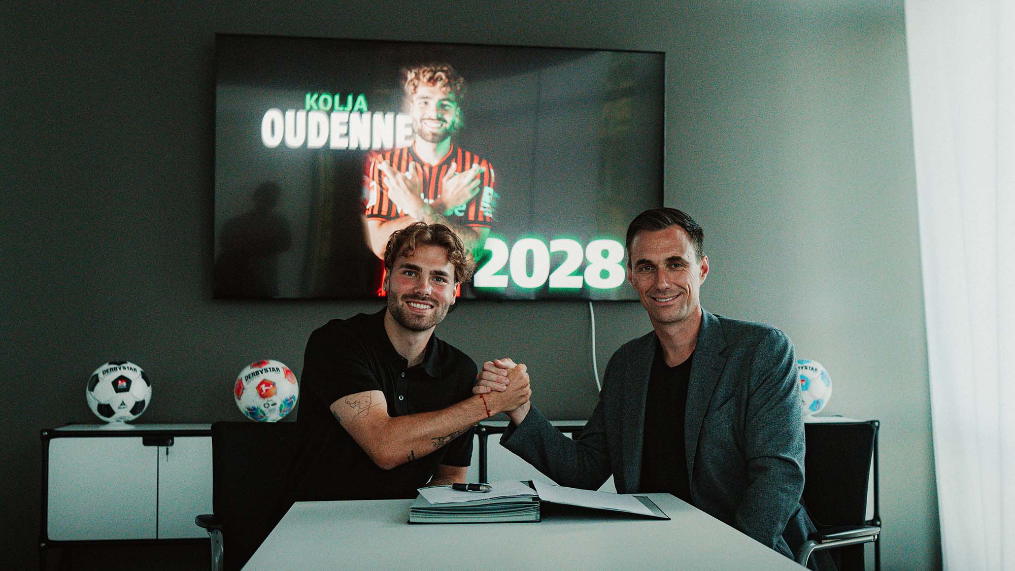 Kolja Oudenne und Marcus Mann beim Handshake.