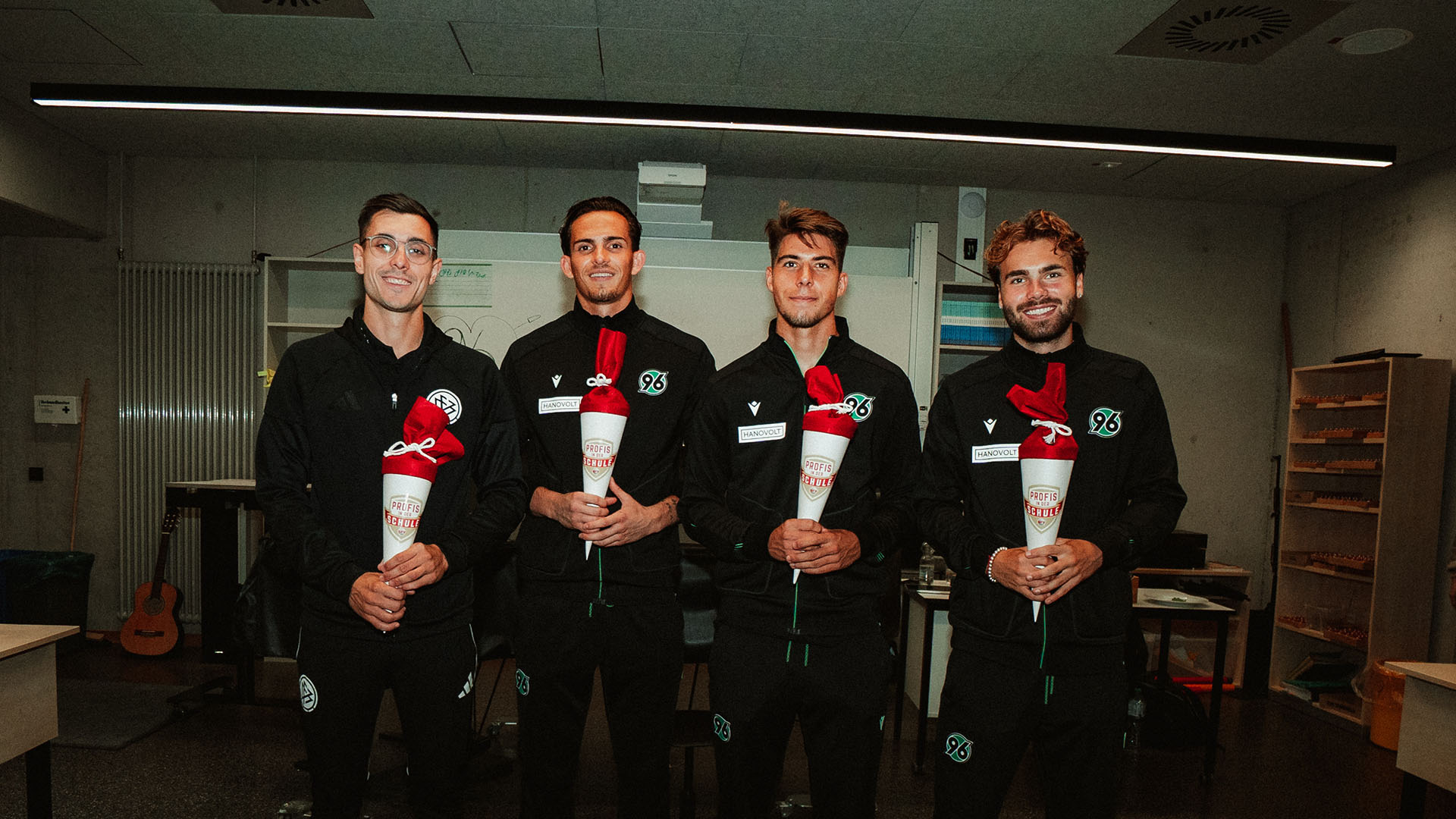 Timon Schulz, Nahuel Noll, Franzr Roggow und Kolja Oudenne posieren, mit einer Schultüte in der Hand für ein Foto.