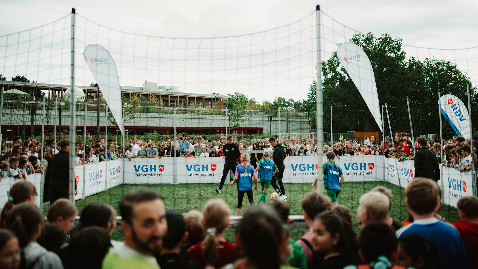 Menschen, die in einem Soccer Court Fußball spielen.