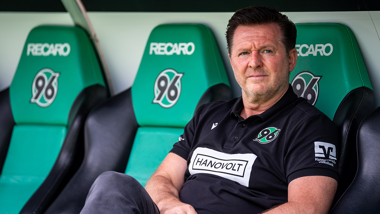 Christian Titz sitzt auf der Trainerbank.