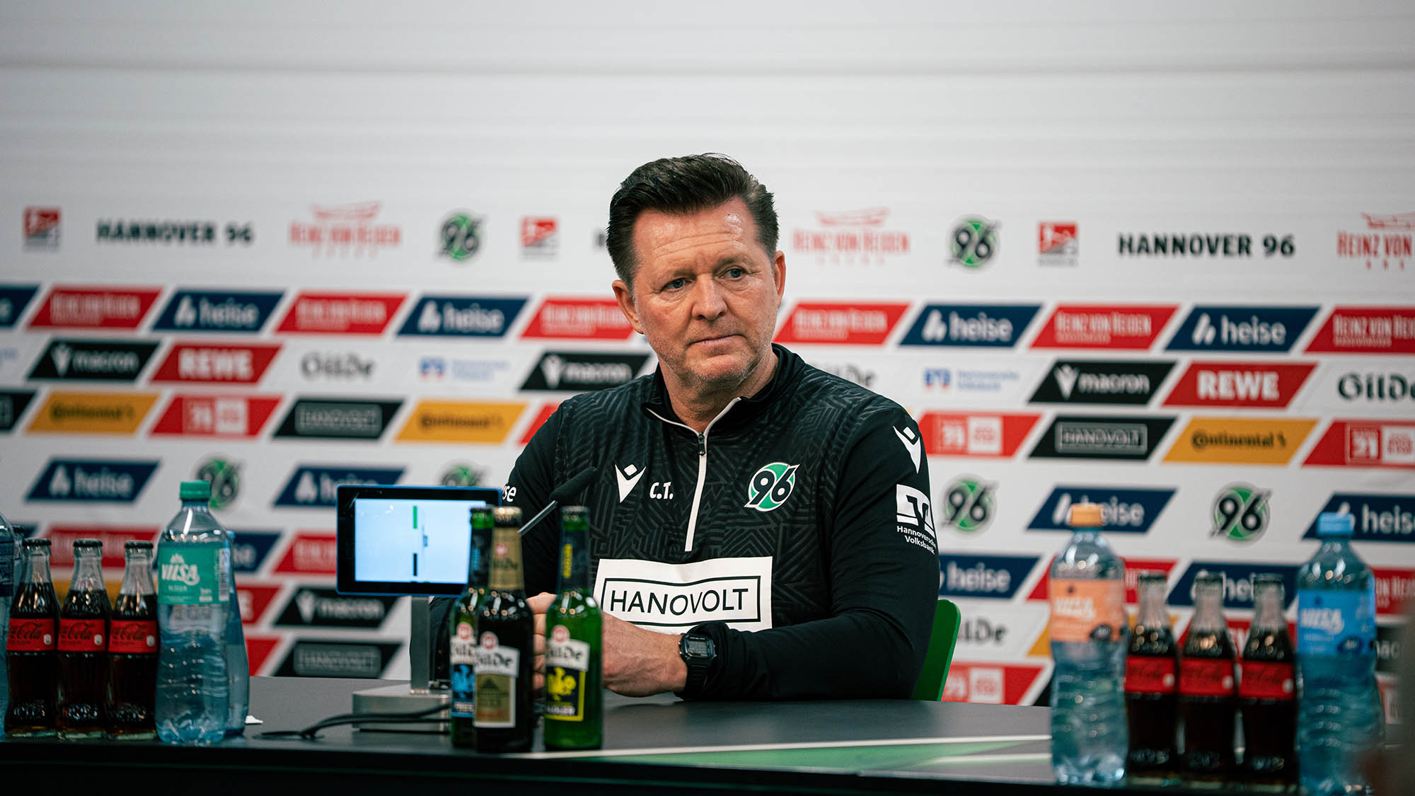 Christian Titz beantwortet Fragen im Rahmen der Pressekonferenz. (Foto: 96/Redaktion)