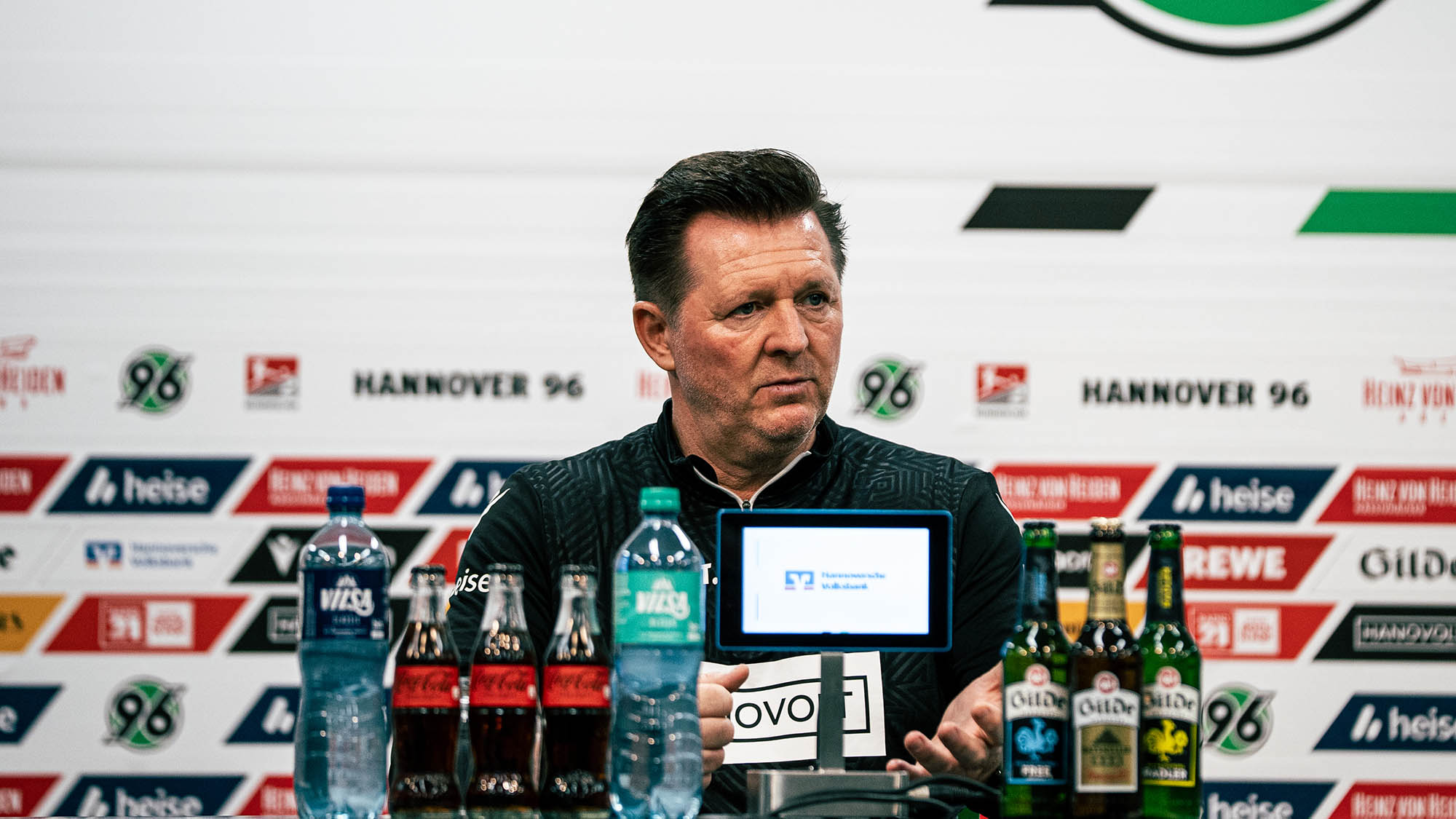 Christian Titz während der Pressekonferenz auf dem Podium.
