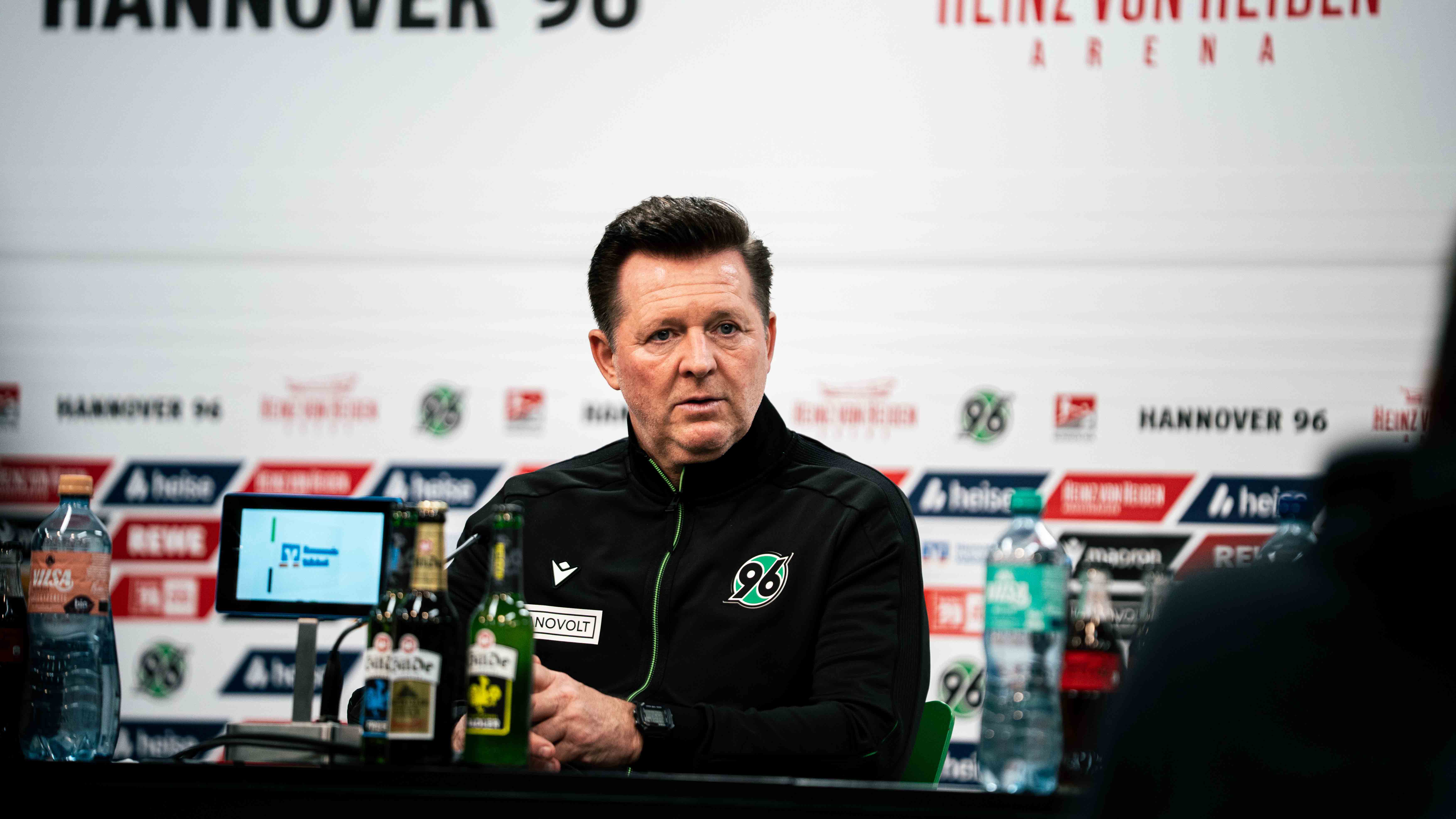 Christian Titz sitzt bei der Pressekonferenz vor dem Mikrofon.