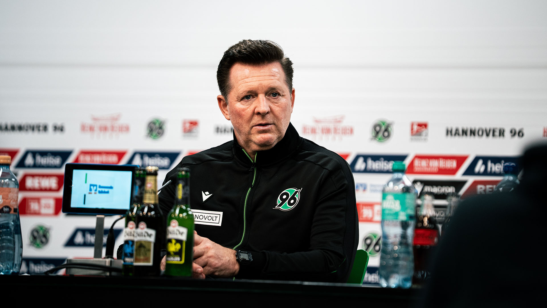 Christian Titz sitzt auf dem PK-Podium.