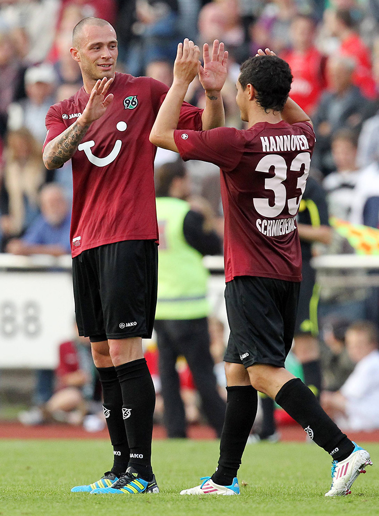 Christian Pander und Manuel Schmiedebach klatschen ab.