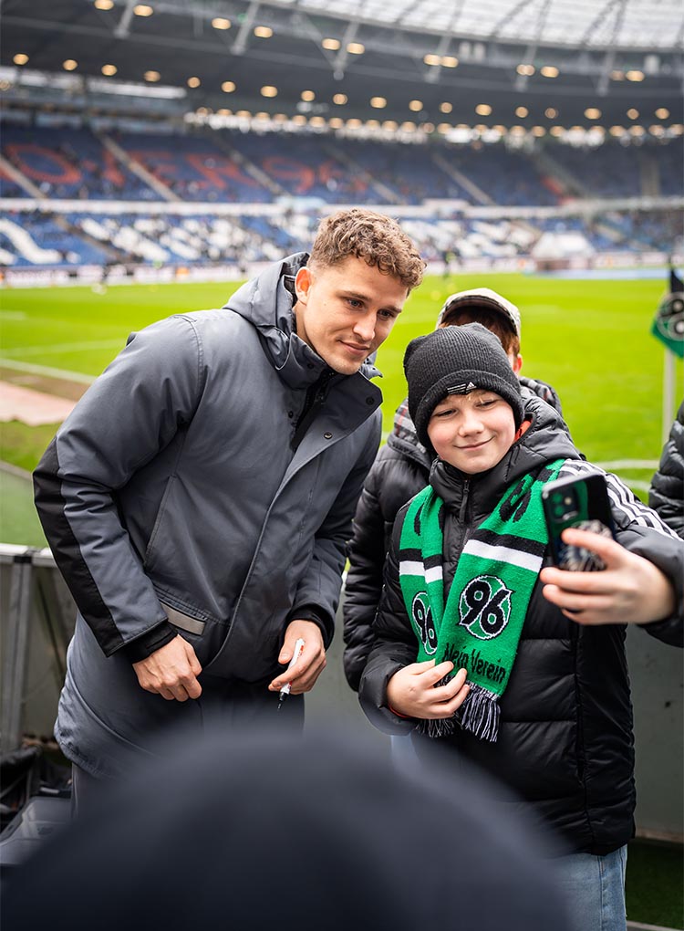 Benedikt Pichler und ein Schüler machen ein Selfie. 