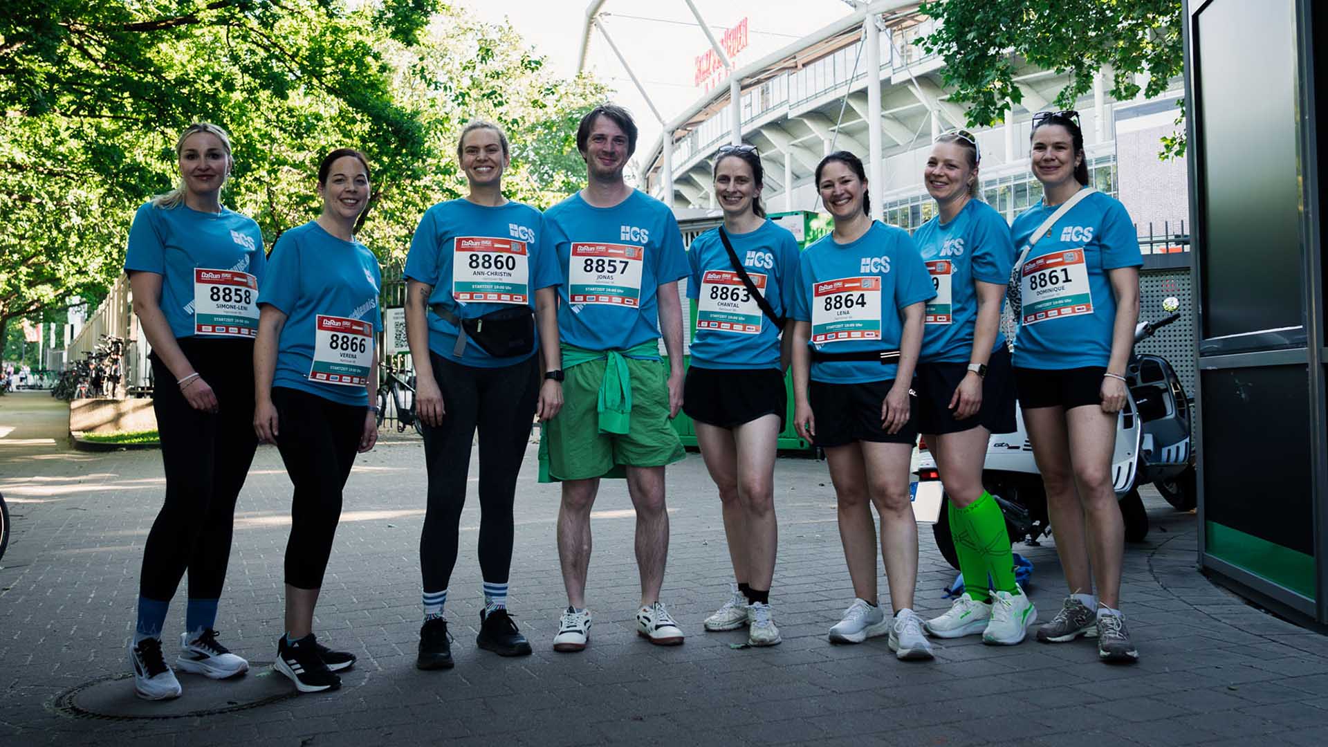 Eine Laufgruppe mit der Heinz von Heiden Arena im Hintergrund.