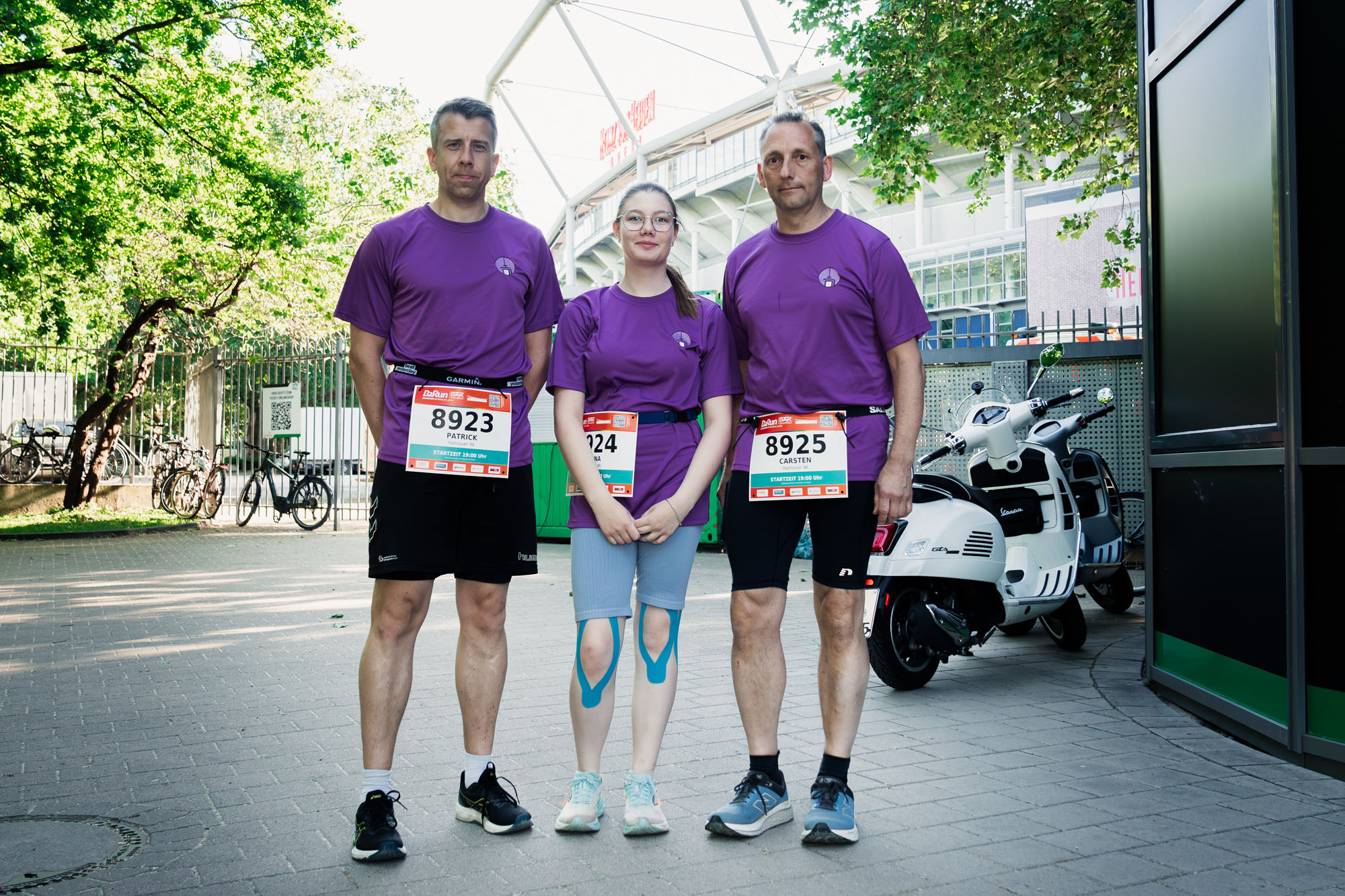 Gruppenbild einer Laufgruppe mit der Heinz von Heiden Arena im Hintergrund.