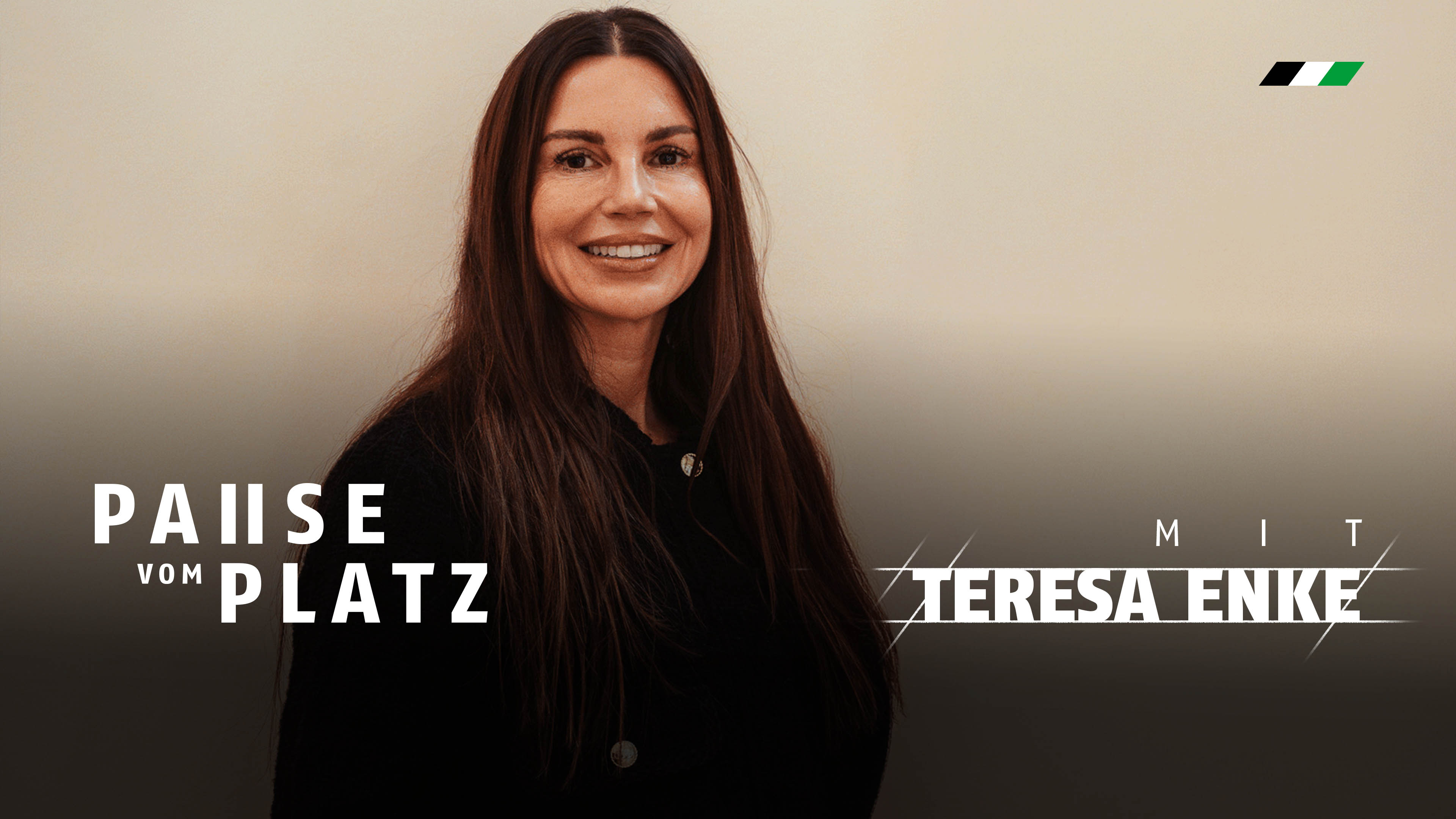 Teresa Enke vor einer neutralen Wand.