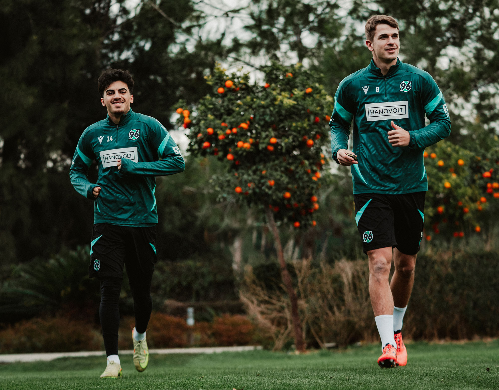 Husseyn Chakroun und Maik Nawrocki drehen Laufrunden.