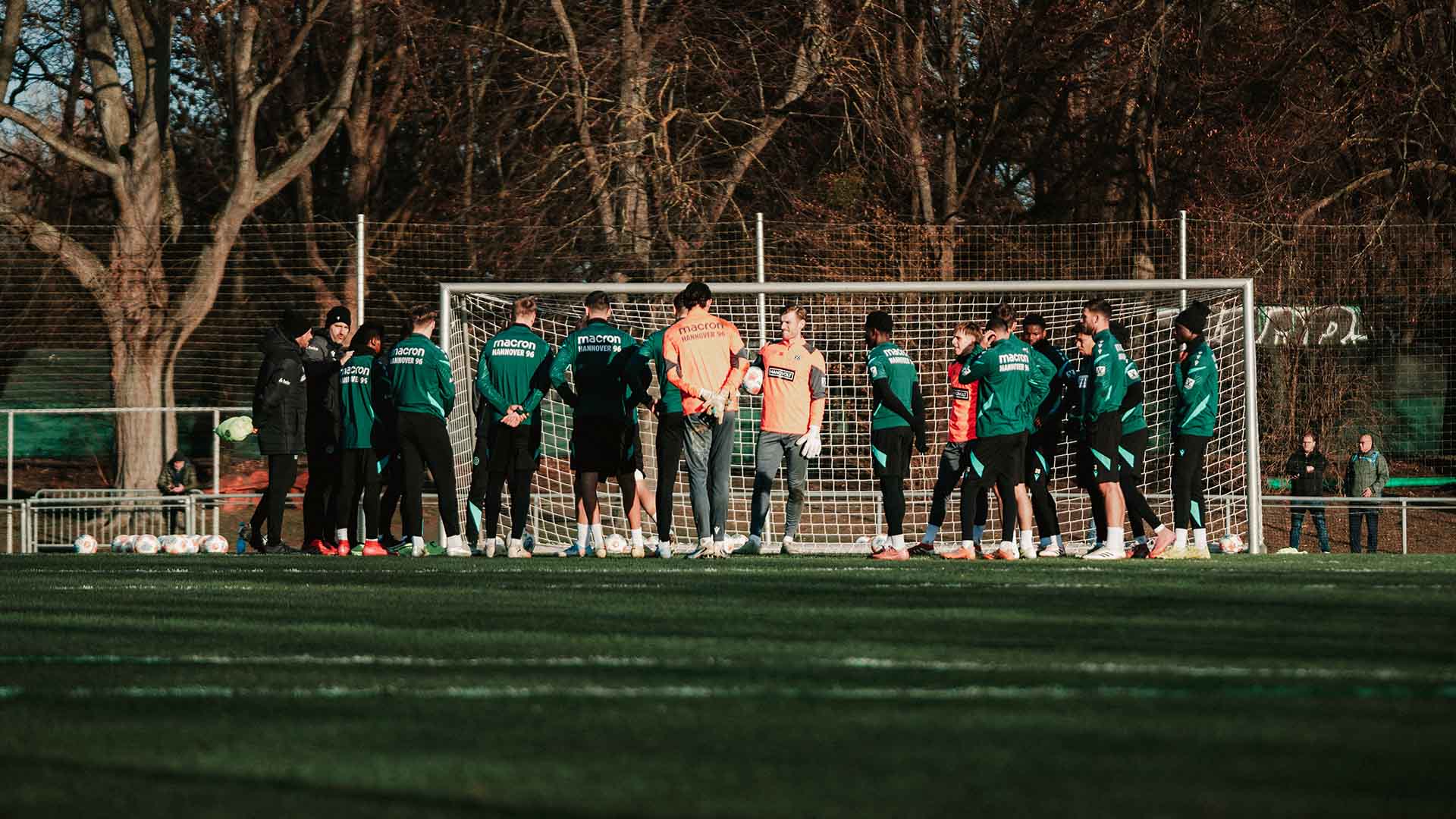 Die Mannschaft steht im Kreis auf dem Trainingsplatz.