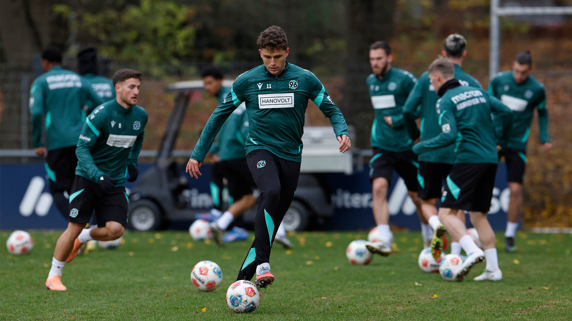 Benedikt Pichler im Ball, im Hintergrund unscharf weitere Spieler.