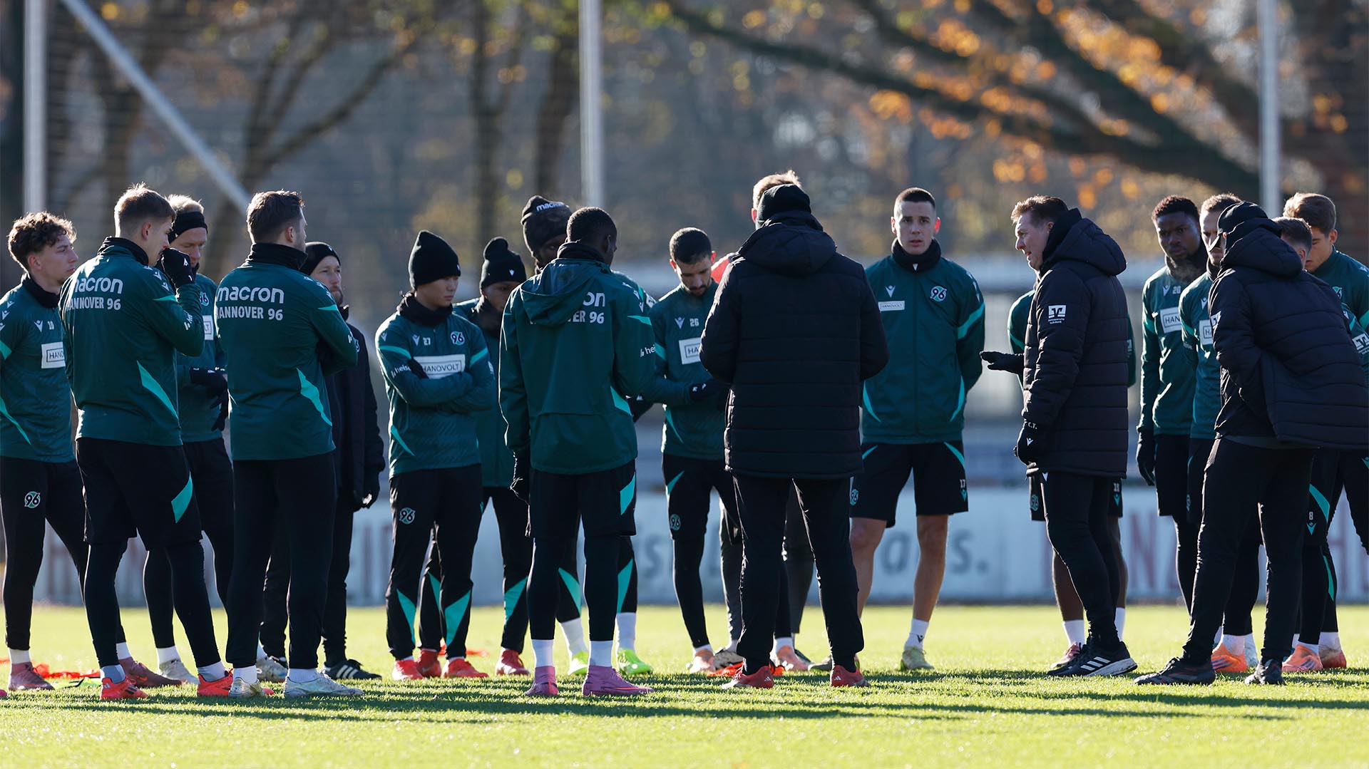 Die Mannschaft steht auf dem Trainingsplatz in einem Kreis.