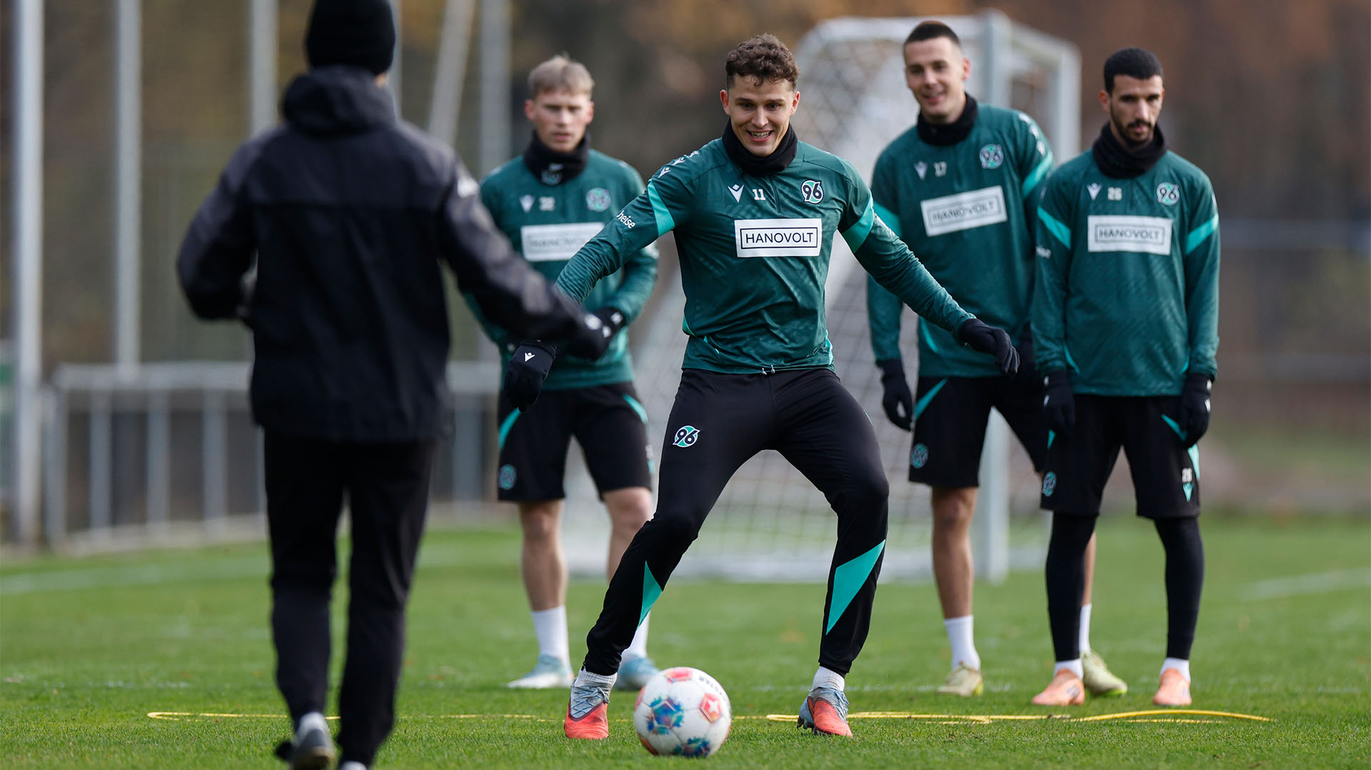 Benedikt Pichler ist im Training am Ball und macht ein freudiges Gesicht.