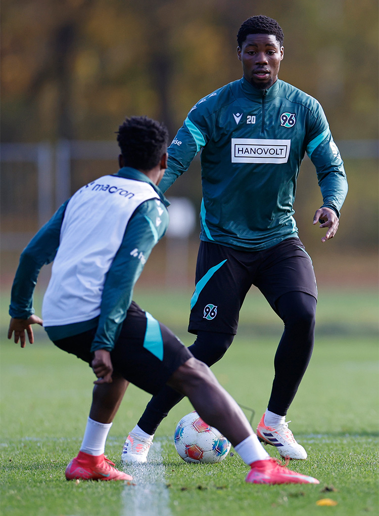 Ime Okon im Training am Ball.