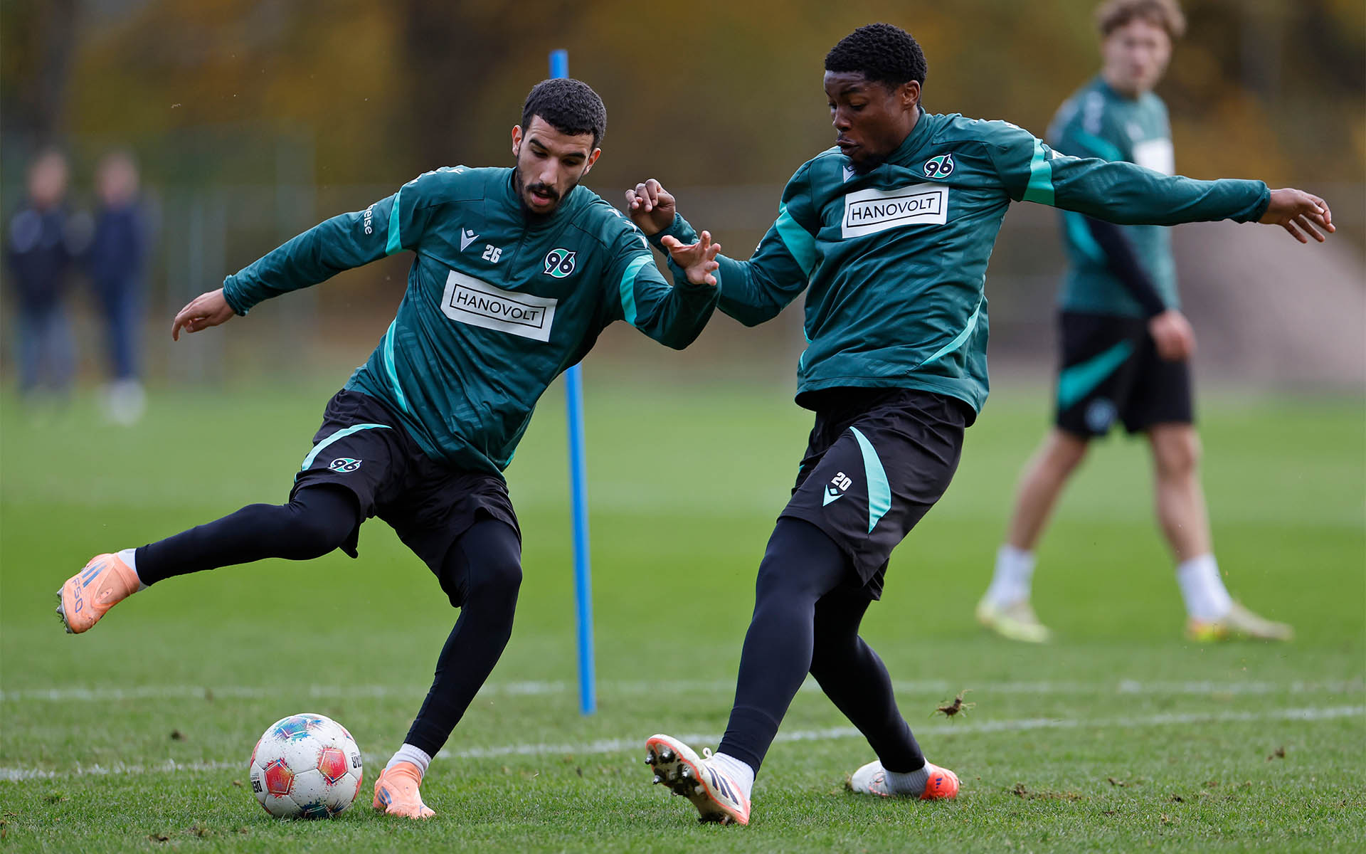 Waniss Taibi und Ime Okon im Training im Zweikampf um den Ball.