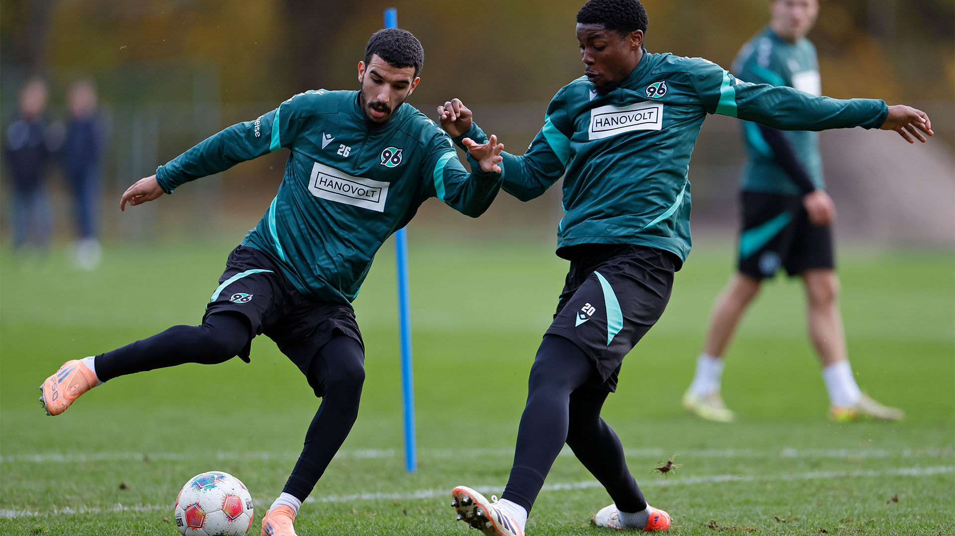 Waniss Taibi und Ime Okon im Training im Zweikampf um den Ball.