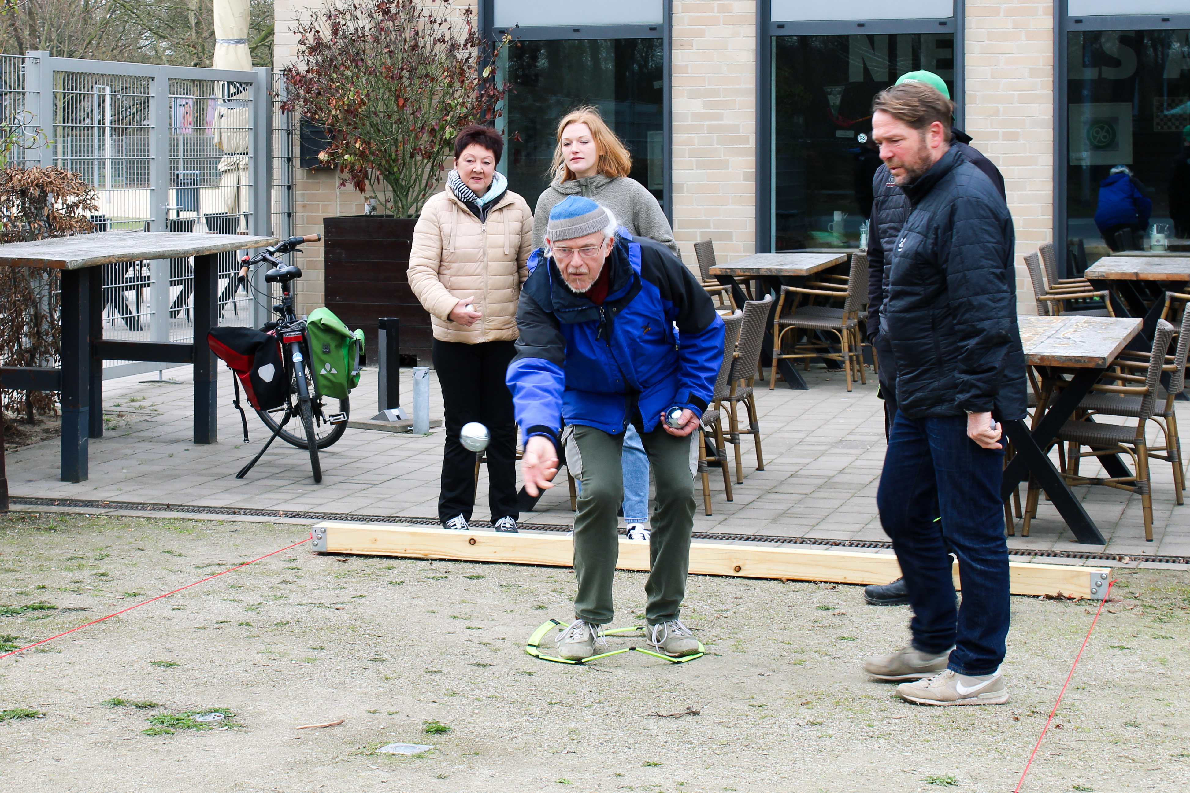 Menschen beim Petanque spielen