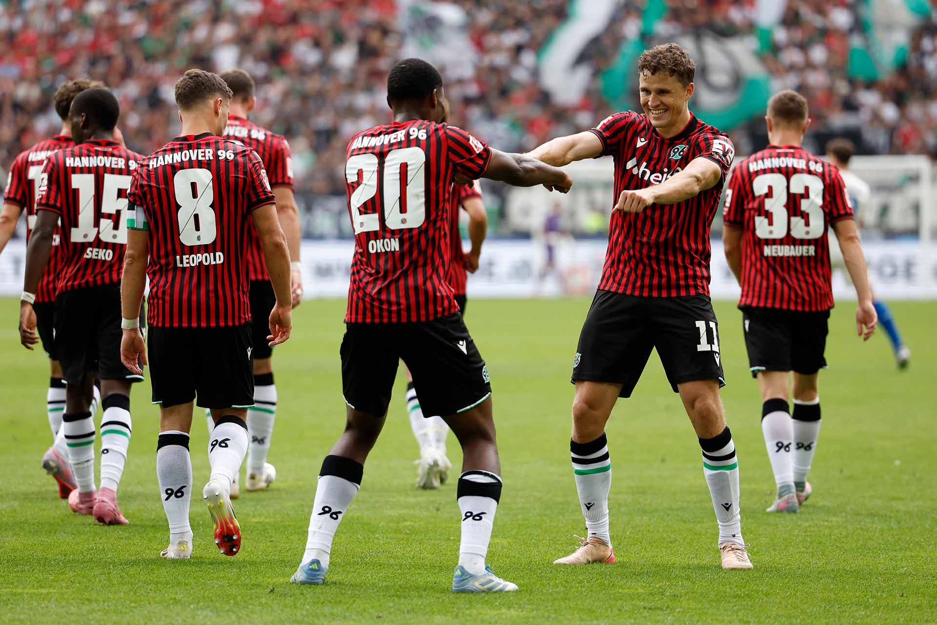 Benedikt Pichler tanzt mit Ime Okon nach dessen Tor gegen Magdeburg.