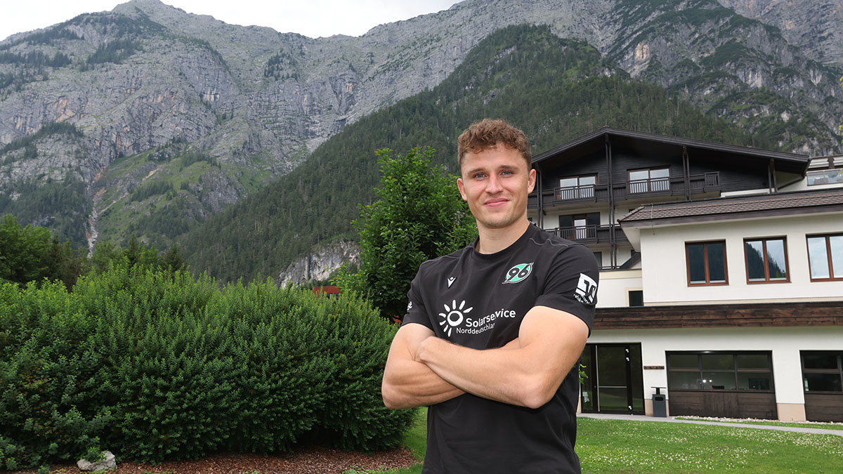 Benedikt Pichler posiert vor einer Bergwand.