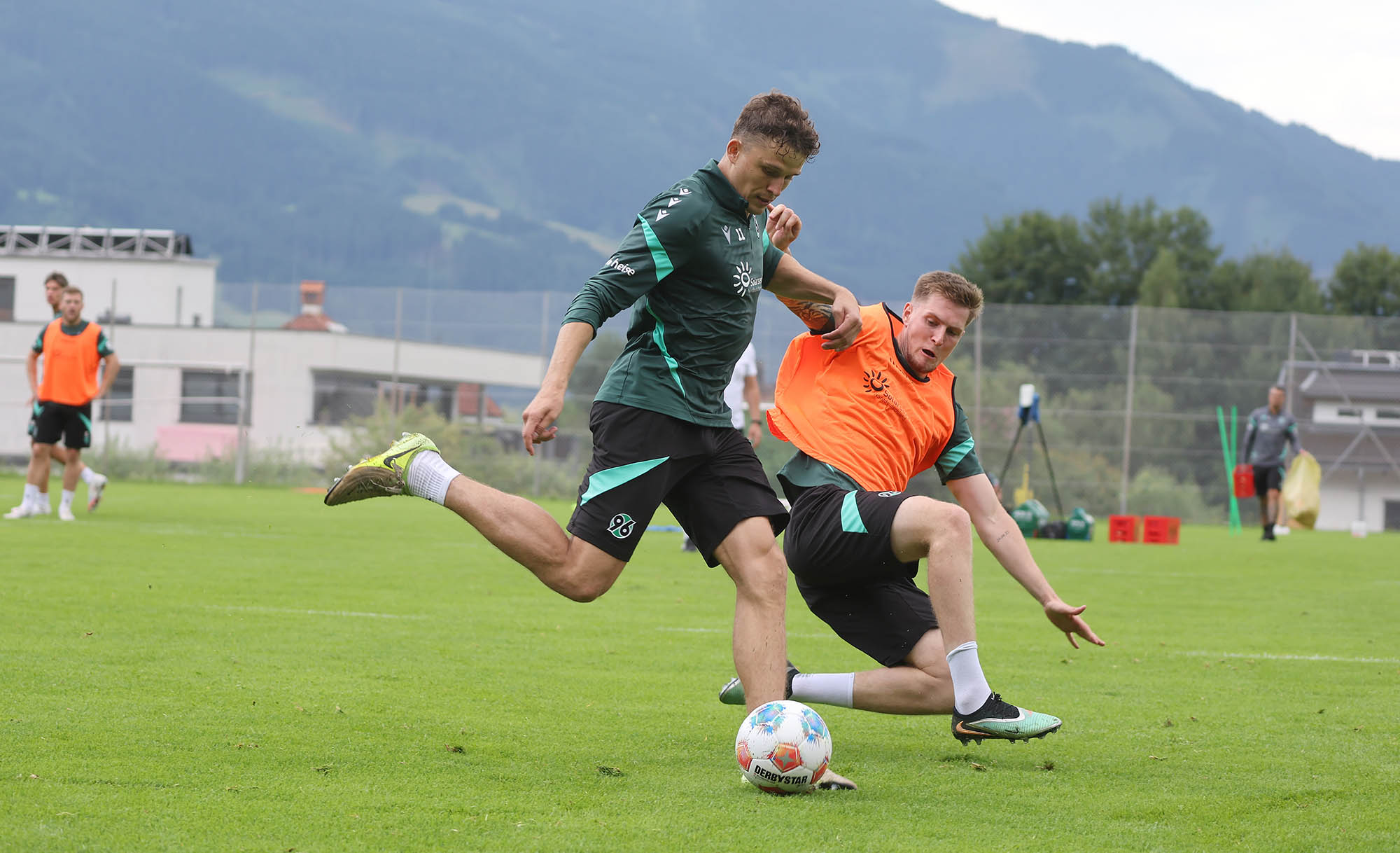 Benedikt Pichler setzt zum Schuss an, Josh Knight versucht ihn per Grätsche zu verhindern.
