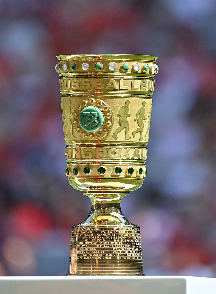Die DFB-Pokal-Trophäe steht vor einem unscharfen, nicht erkennbaren Hintergrund.
