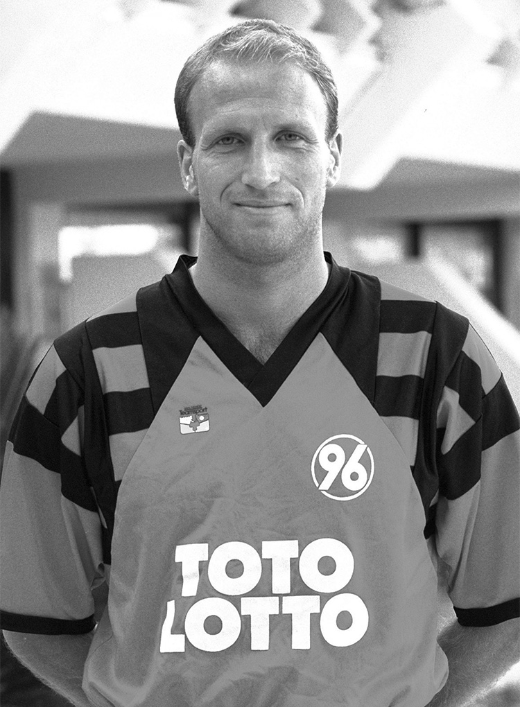 Schwarzweiß-Porträt von Roger Prinzen im 96-Trikot.
