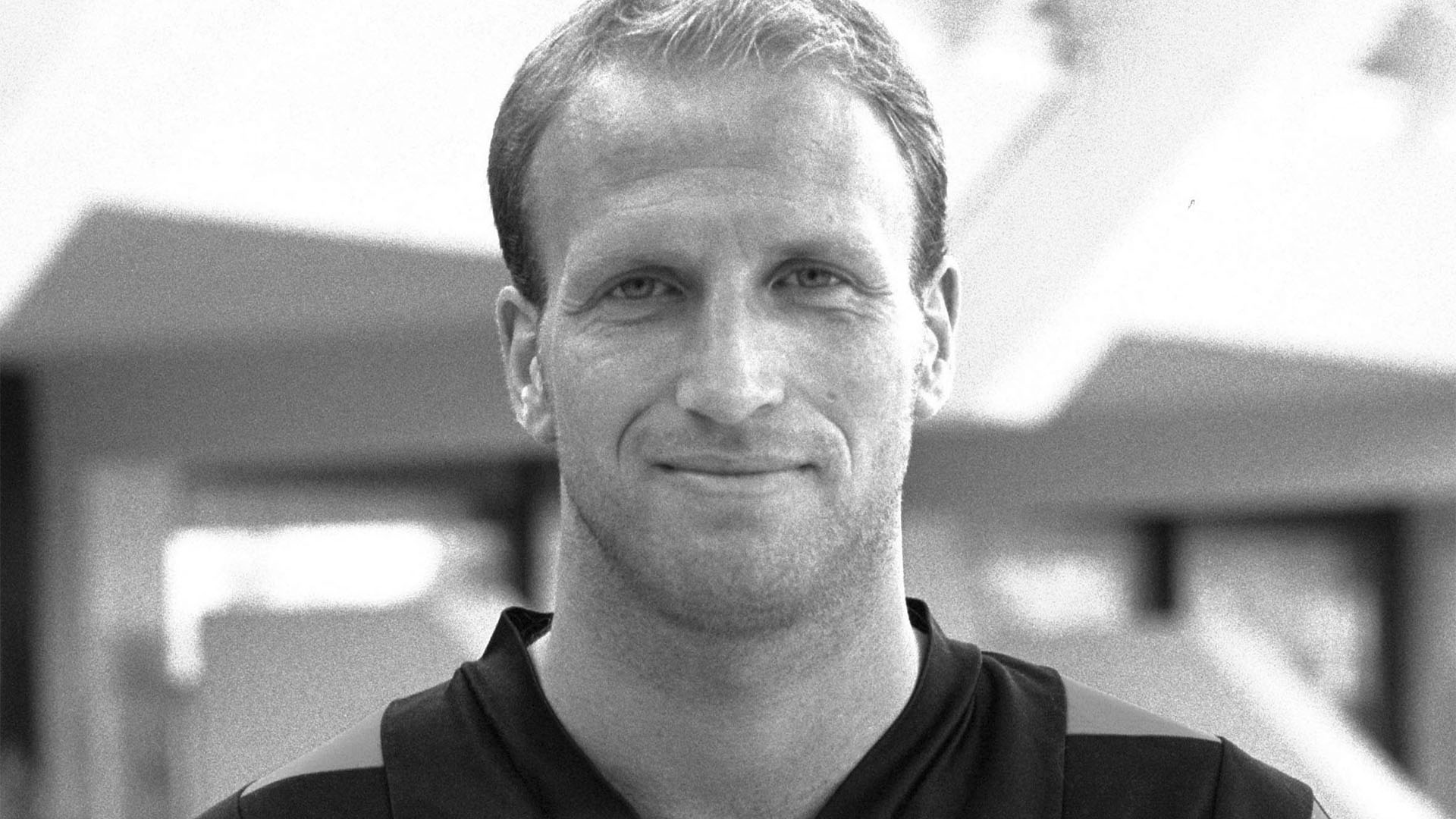 Schwarzweiß-Porträt von Roger Prinzen im 96-Trikot.